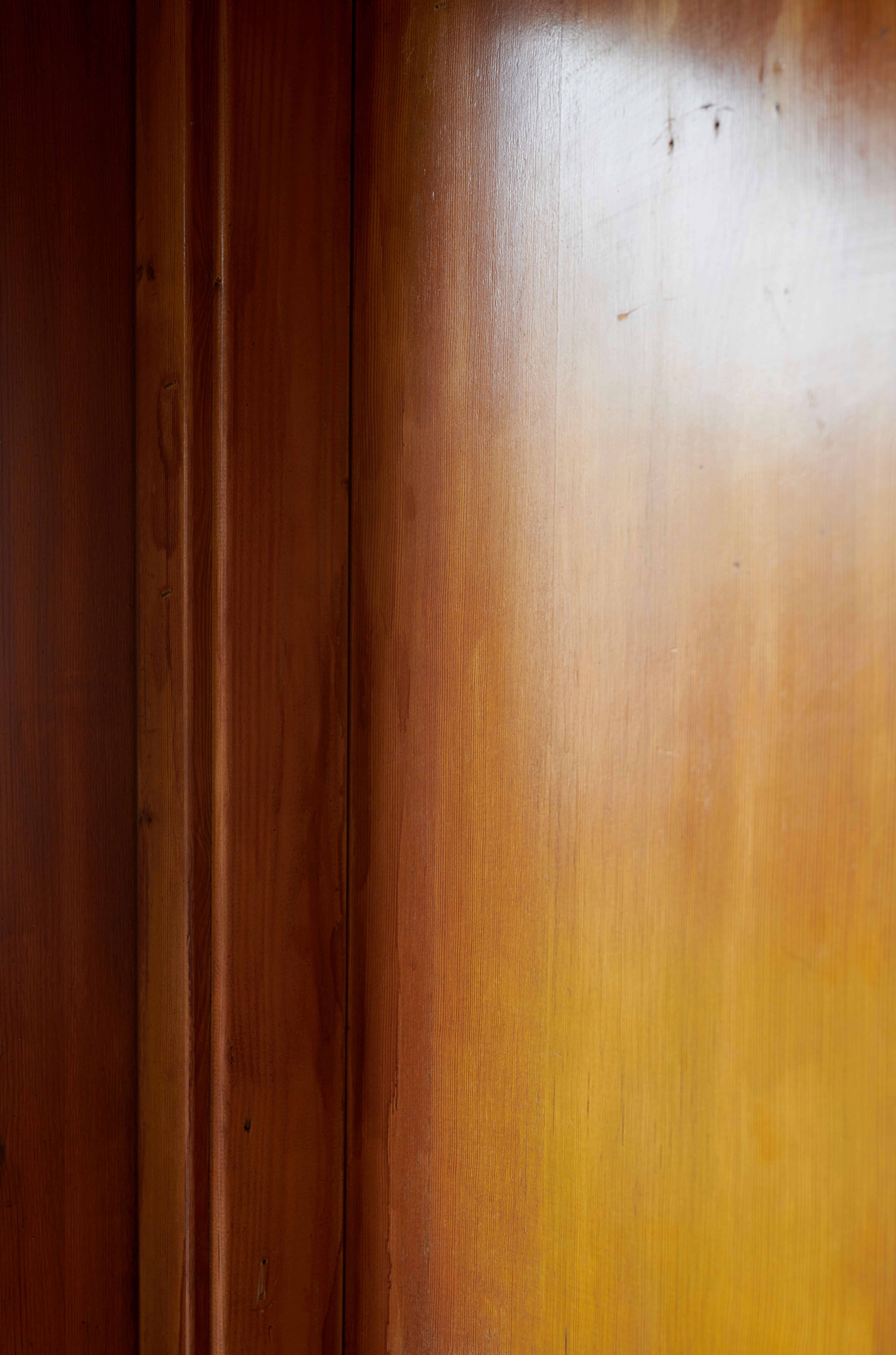 Detaljer av trematerialet på dør og dørkarm.