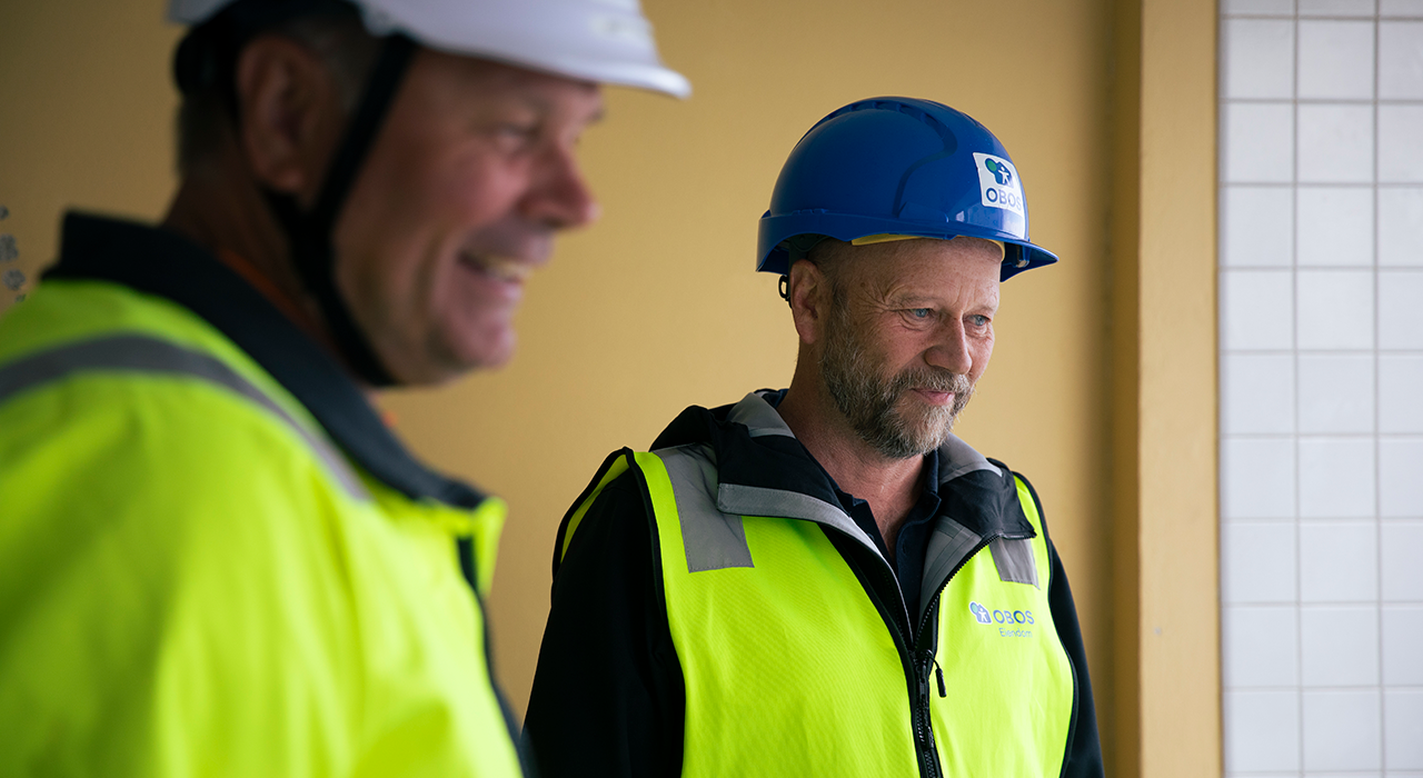 Geir A. Fredriksen og Thomas Veidal står sammen inne i bygget.