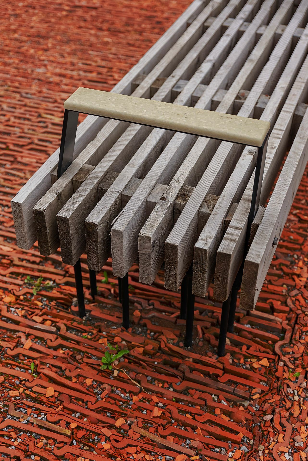 Nærbilde av en krakk på et rødt underlag