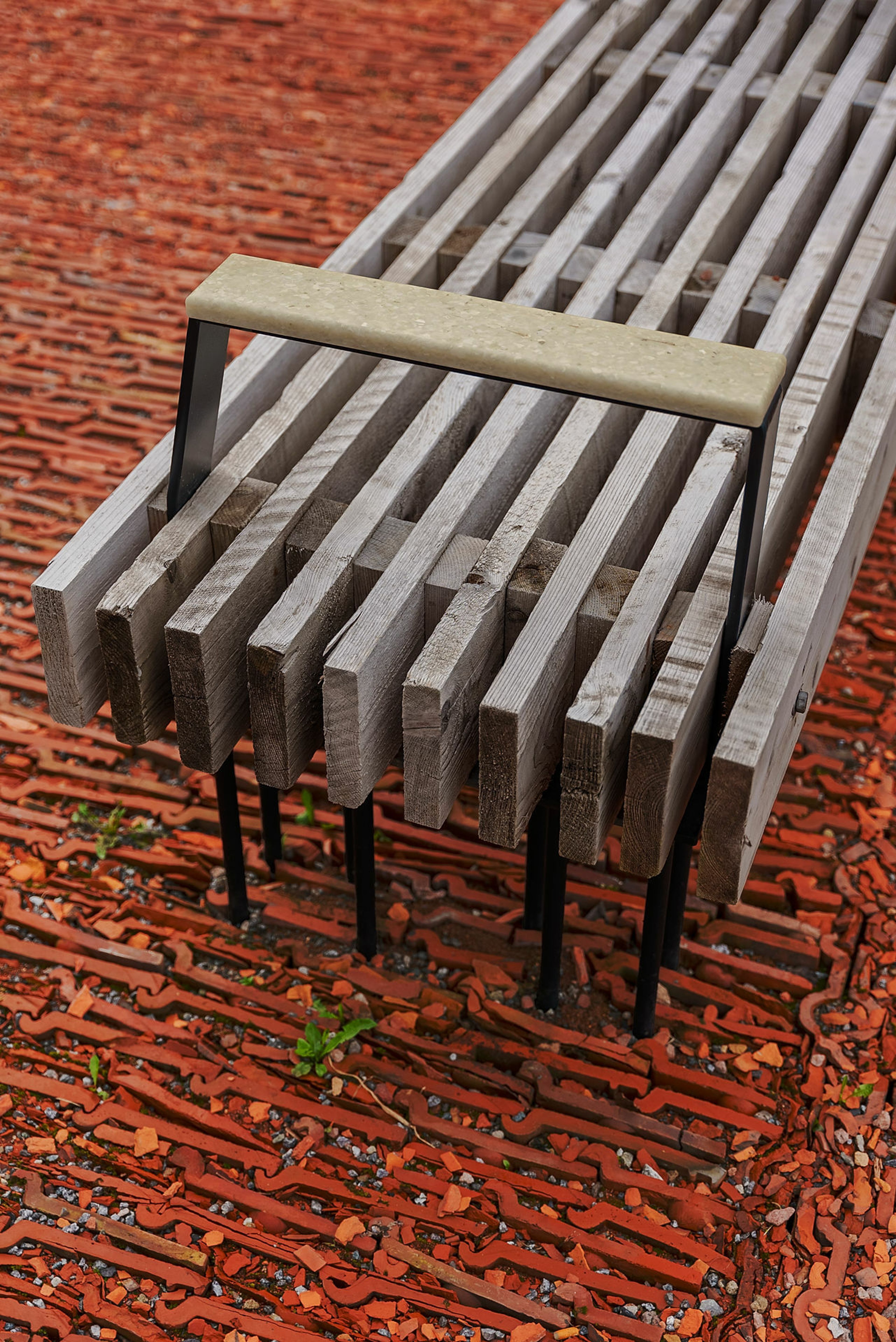 Nærbilde av en krakk på et rødt underlag