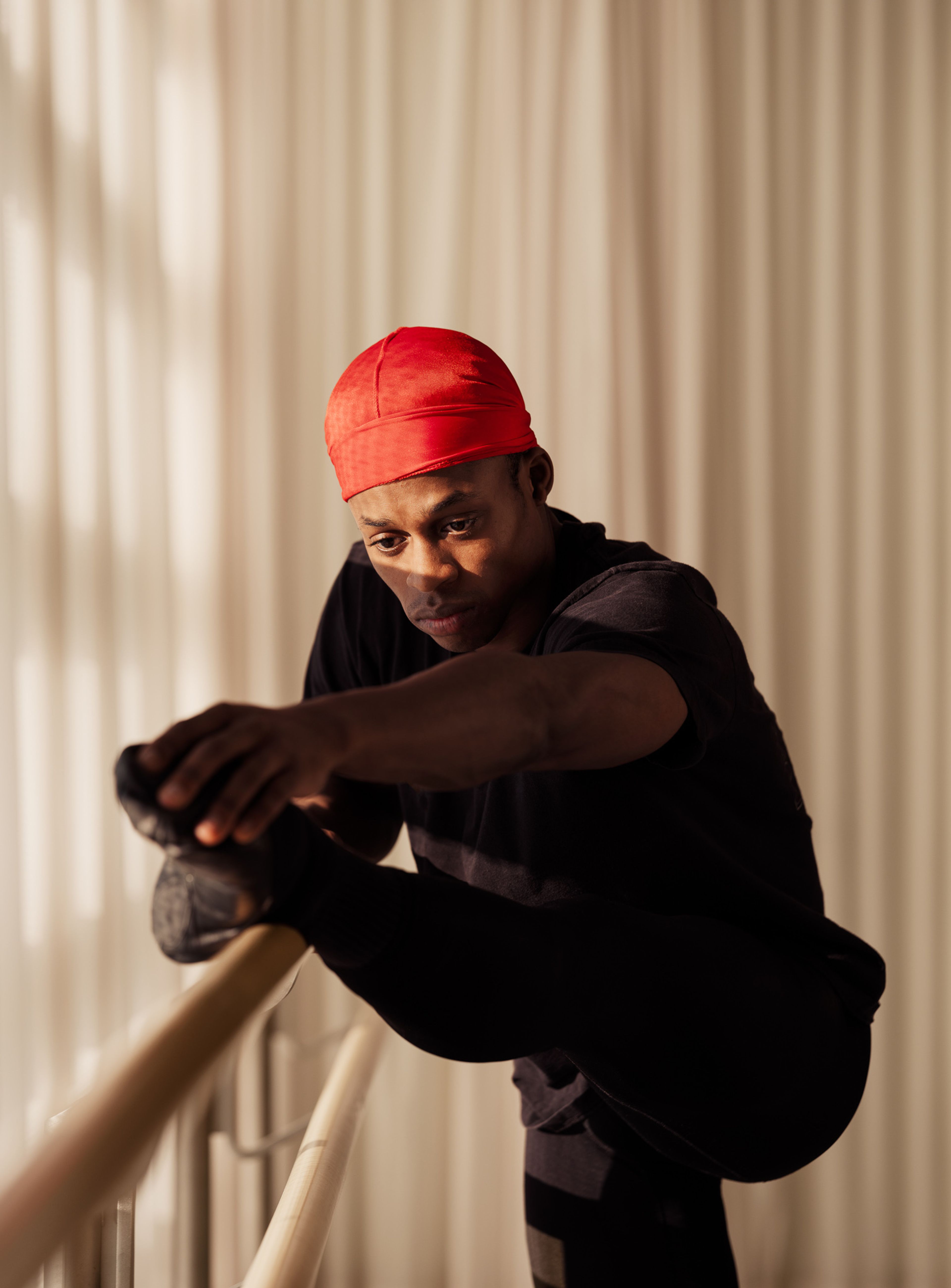 Bildet viser ballettdanseren Shaakir Muhammad som tøyer.