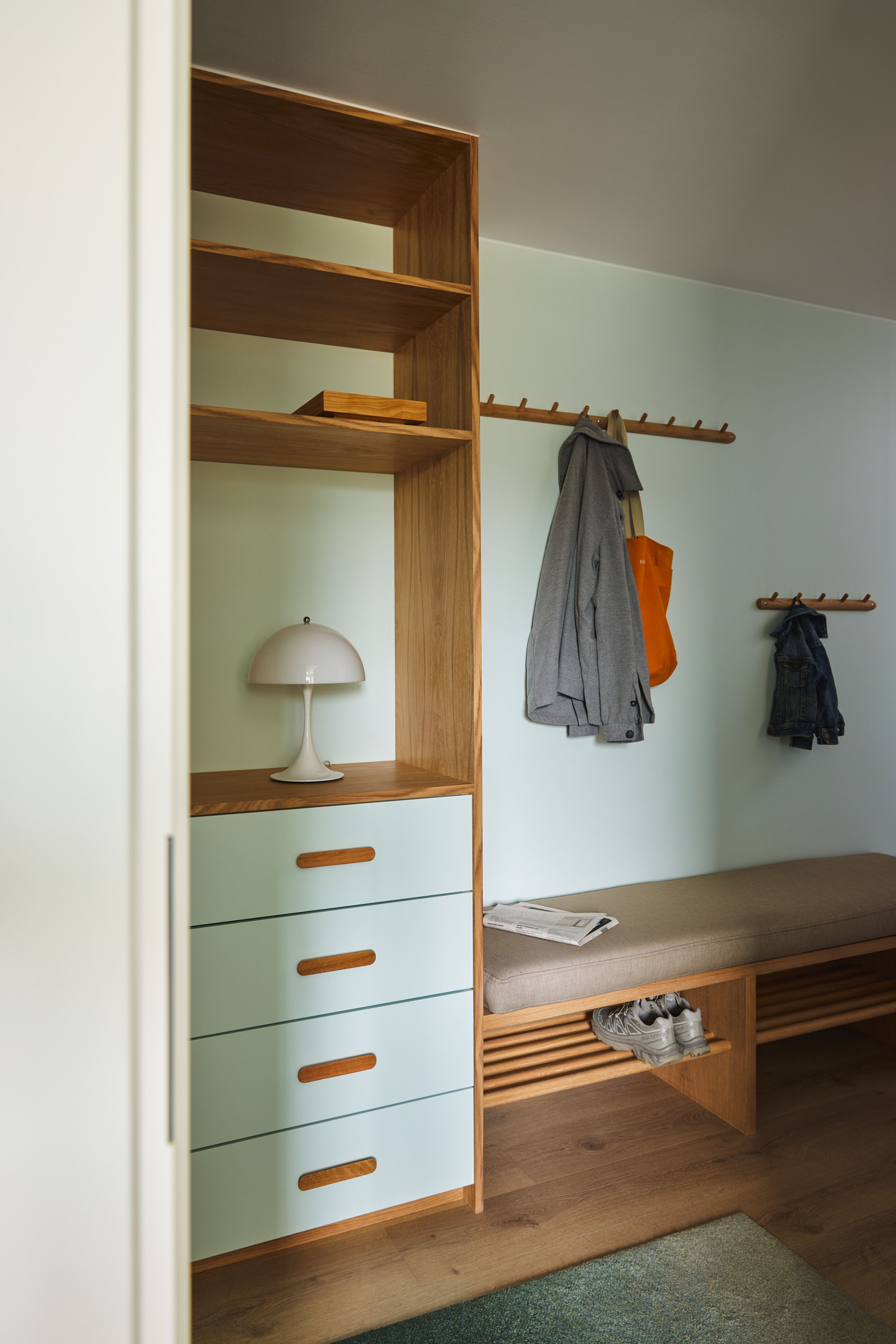 Bilde av gangen til Eirik og Ida som viser de plassbygde hyllene og skuffene