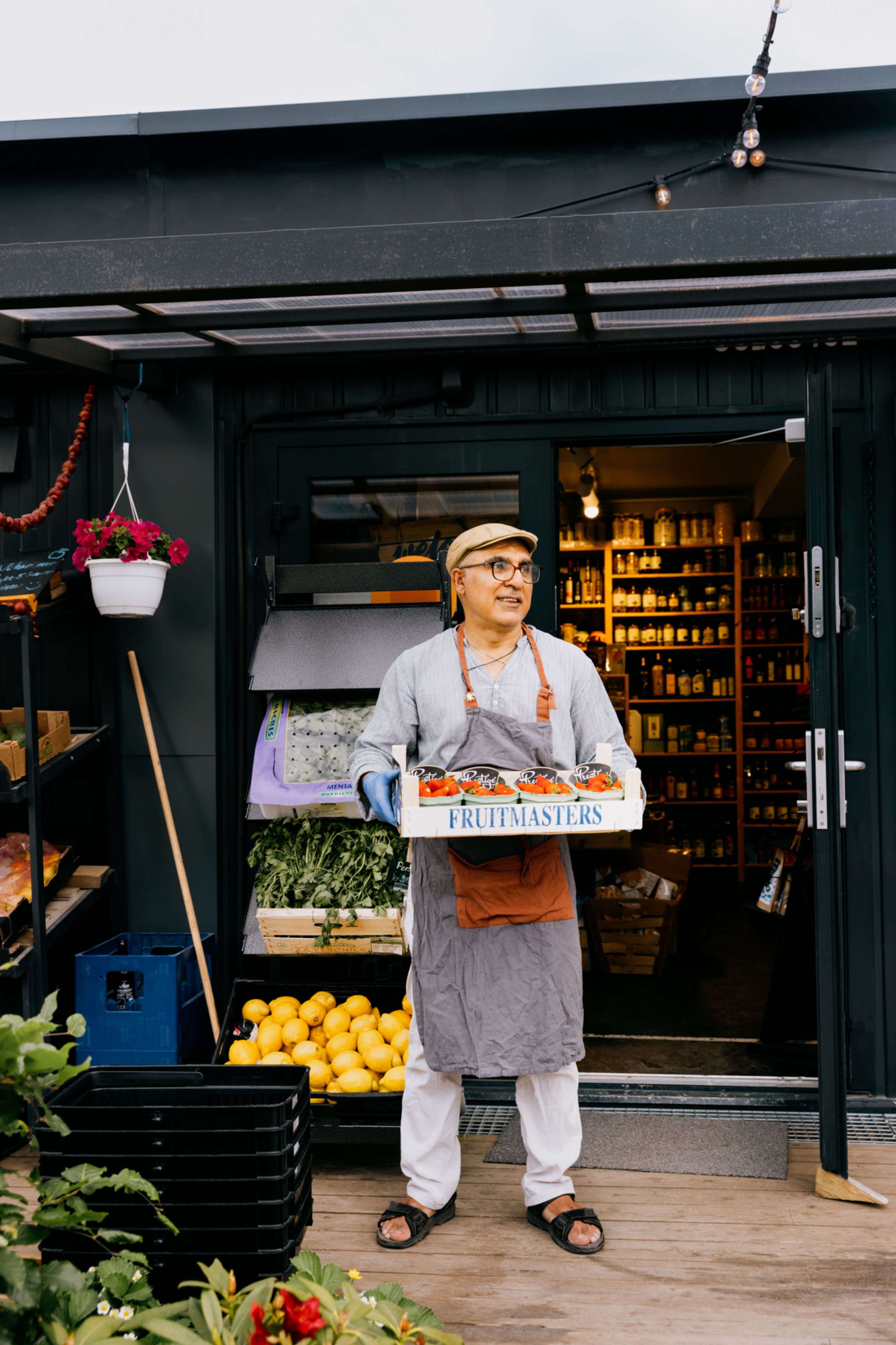 Bildet viser en mann som arbeider i en av butikkene på Punkt.