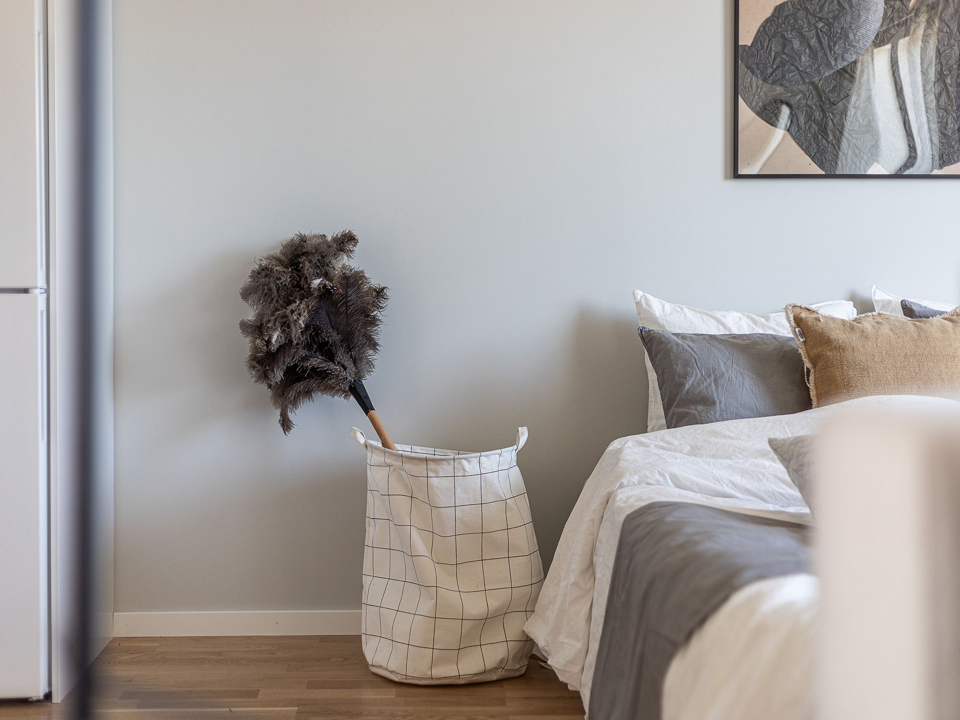 En dov inredning med fokus på en städkorg