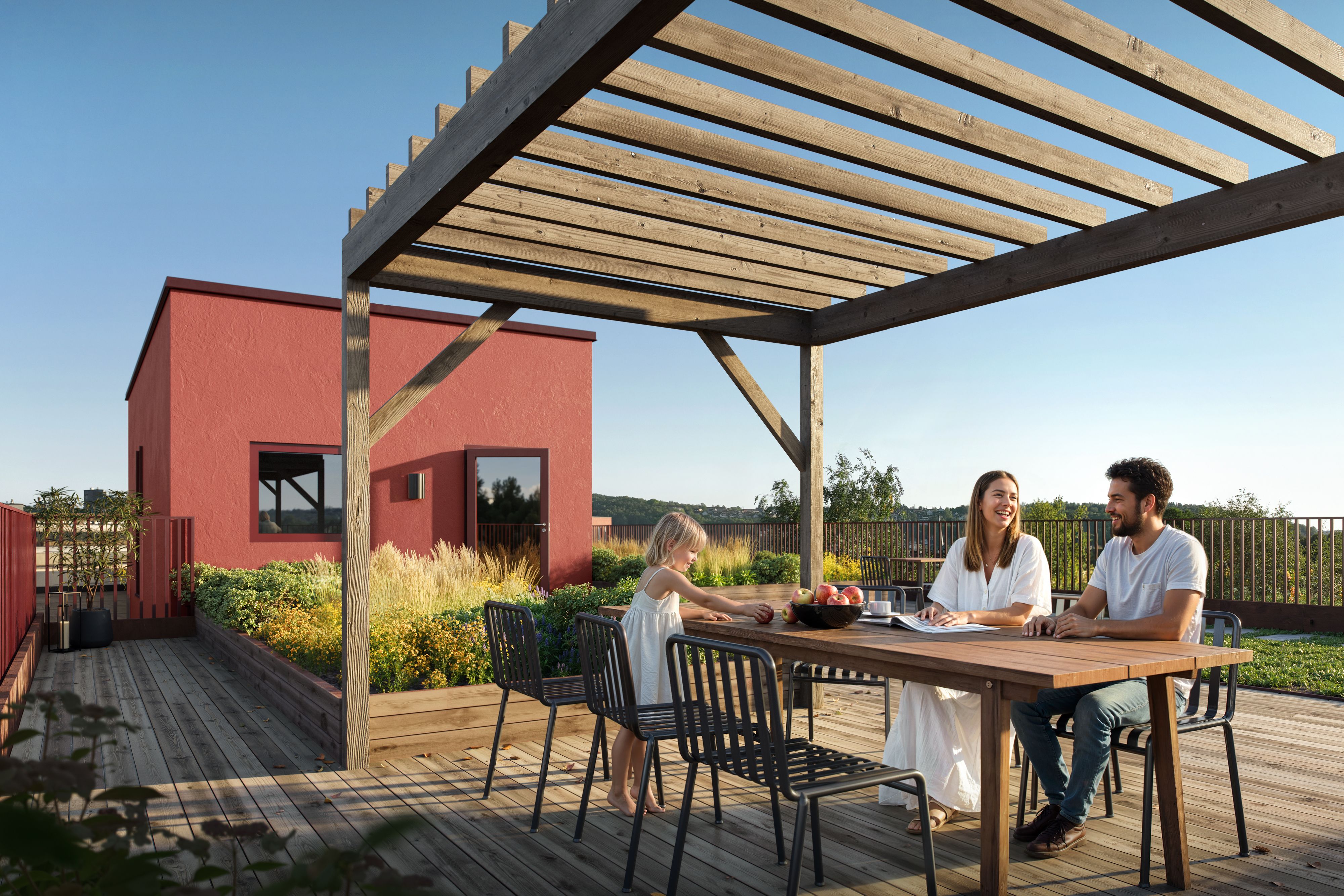 Et par og et barn sitter ved et bord på takterrasse.