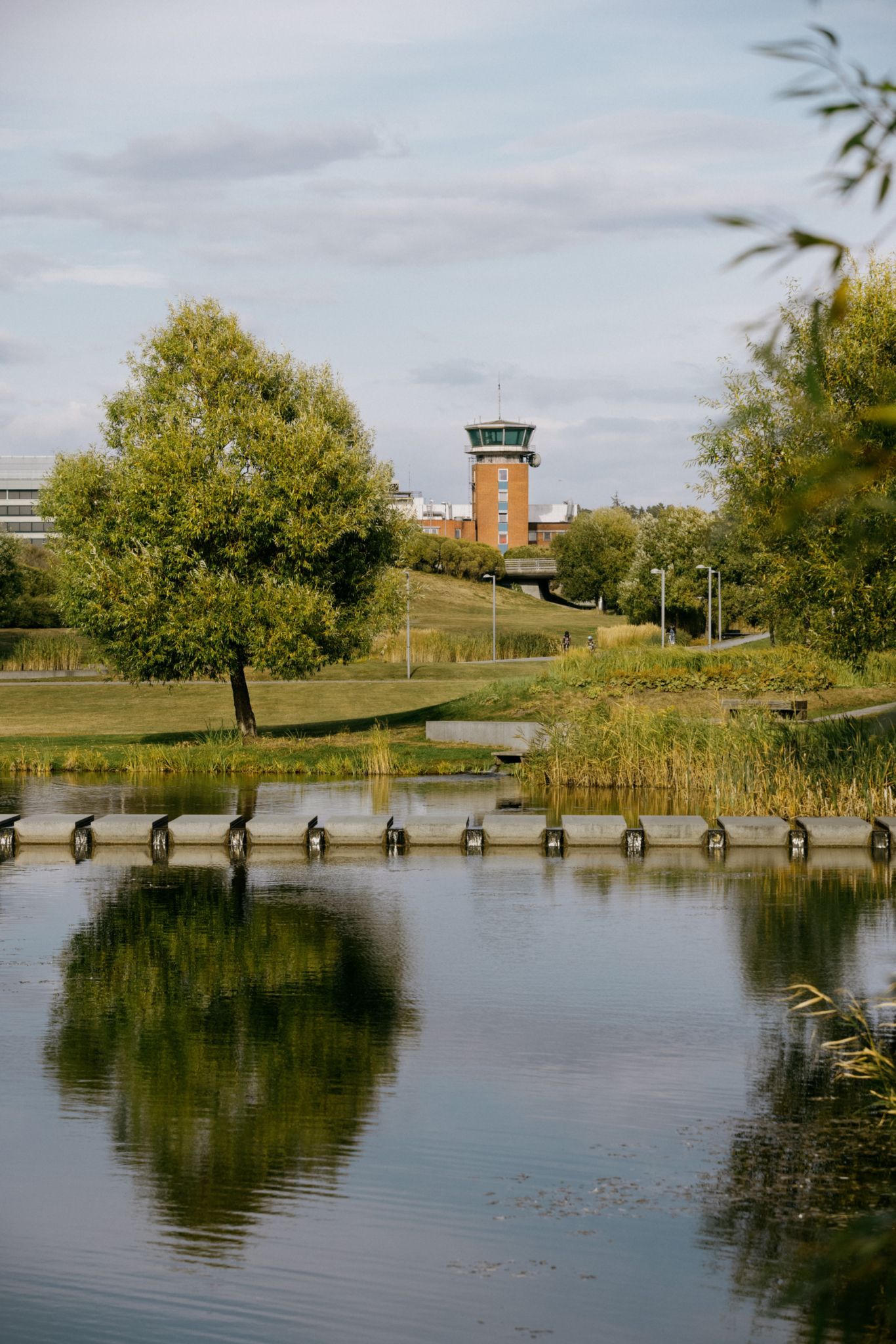 Bildet viser det gamle flytårnet på Fornebu og naturen foran.