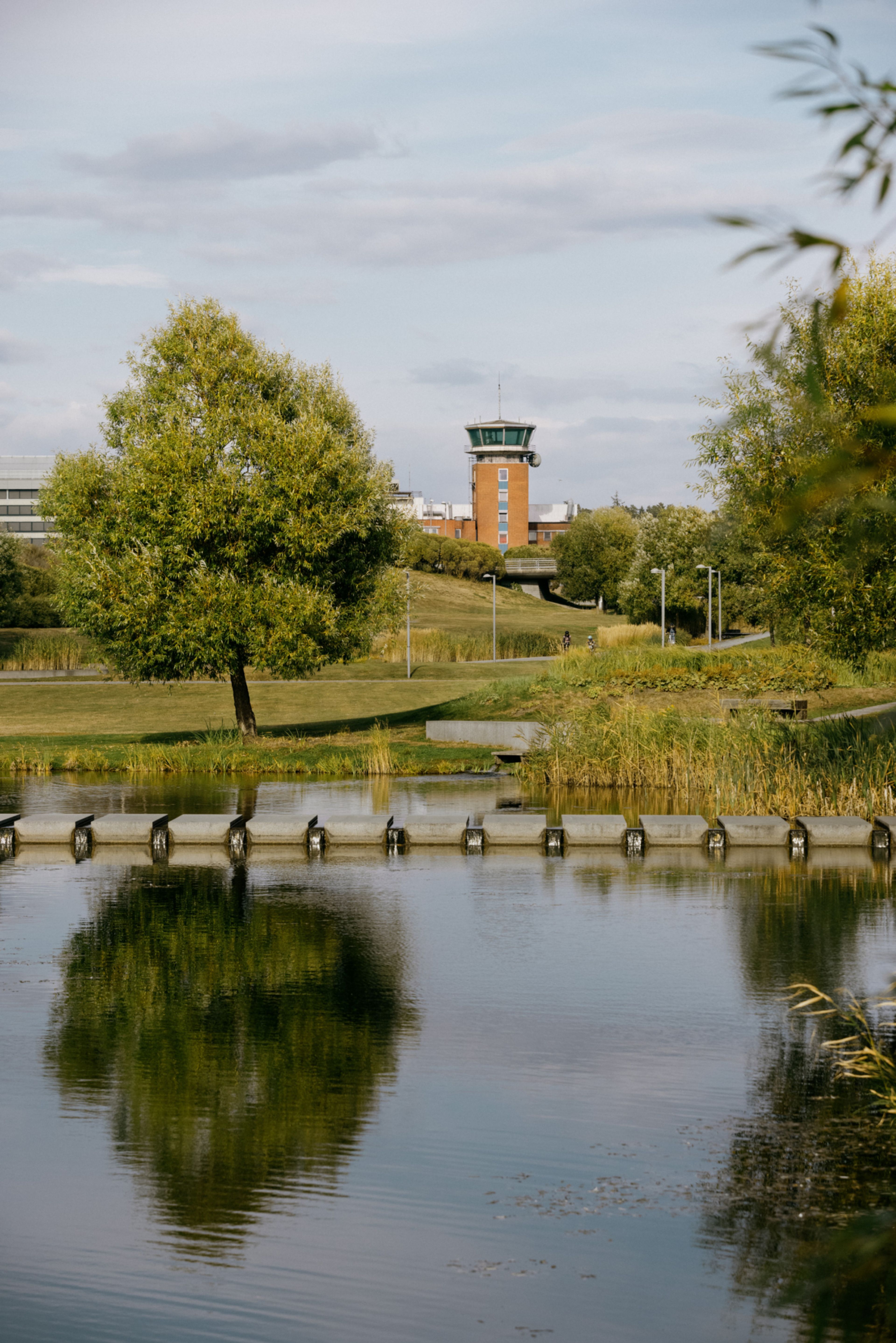Bildet viser det gamle flytårnet på Fornebu og naturen foran.