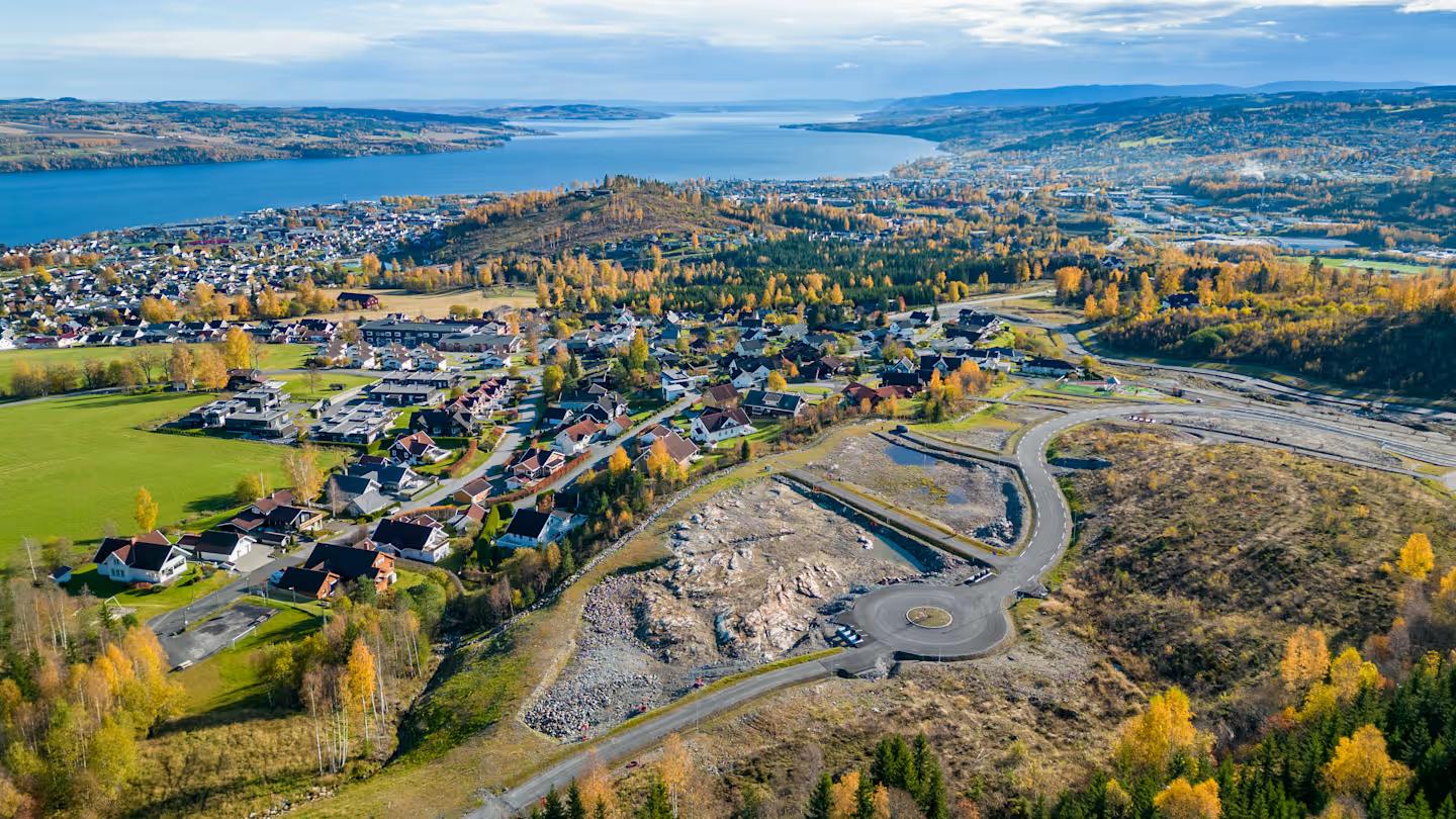 Oversikt over tomteområdet på Øverbylia, med Gjøvik sentrum og Mjøsa i bakgrunnen.