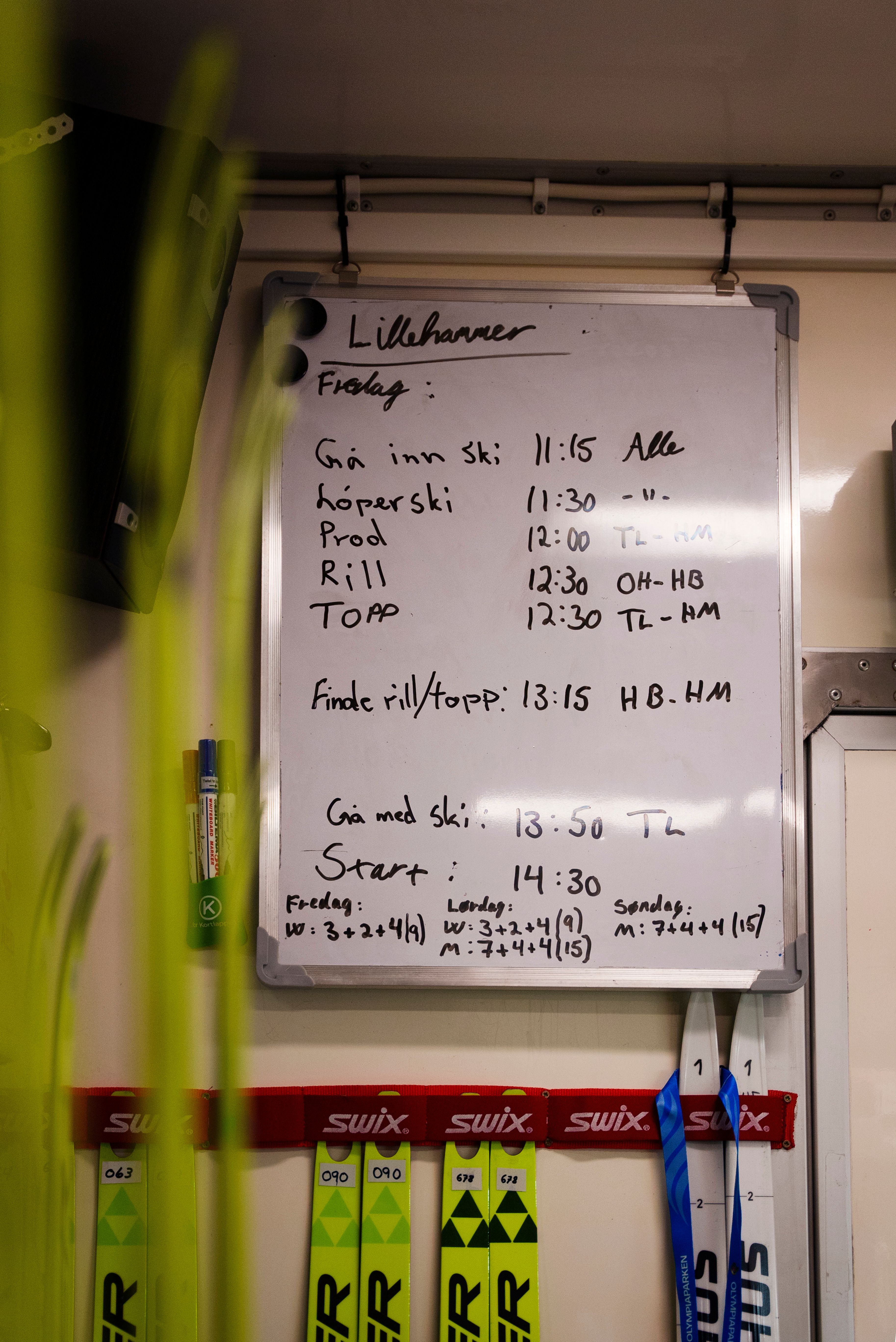 Et bilde av en tavle i bussen som viser dagens gjøremål.