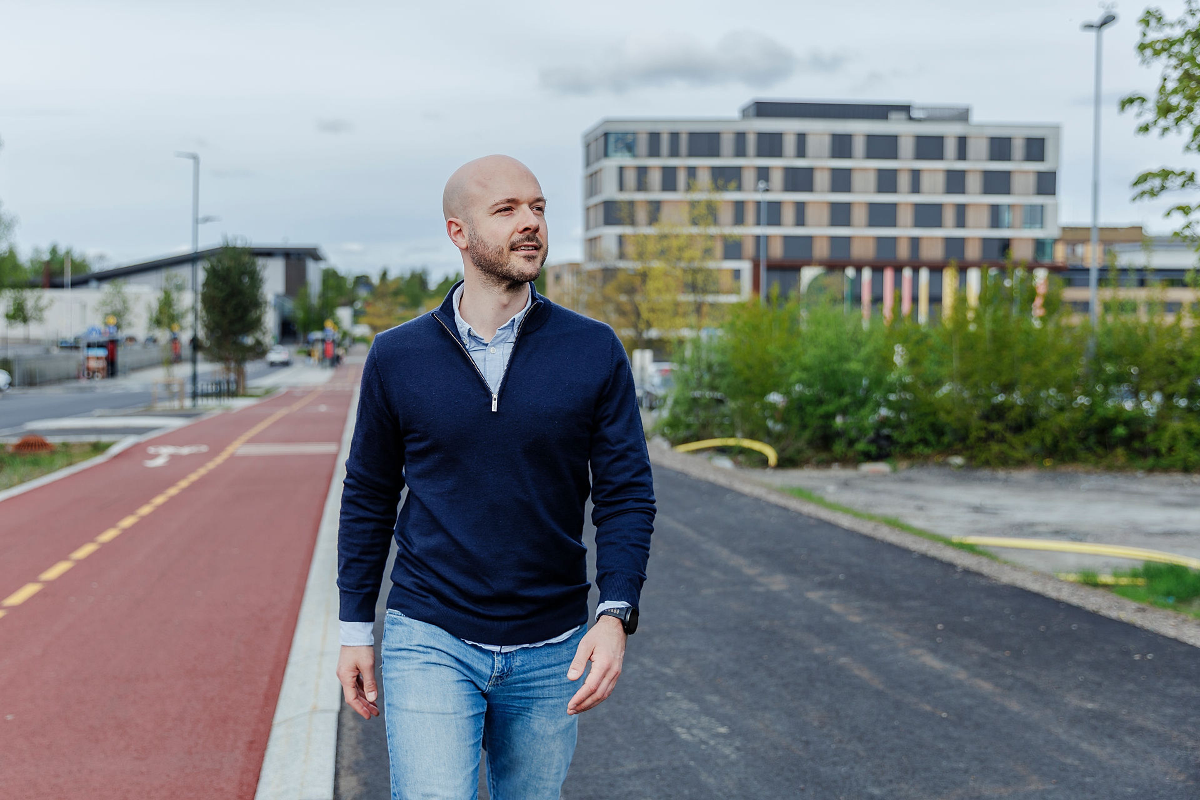 På bildet går Simen Sjøvold Skavang ved siden av et helt nytt sykkelfelt på Furuset i Oslo.