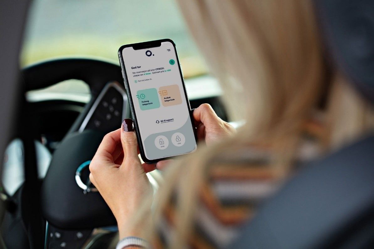 Illustrasjon dame i delebil