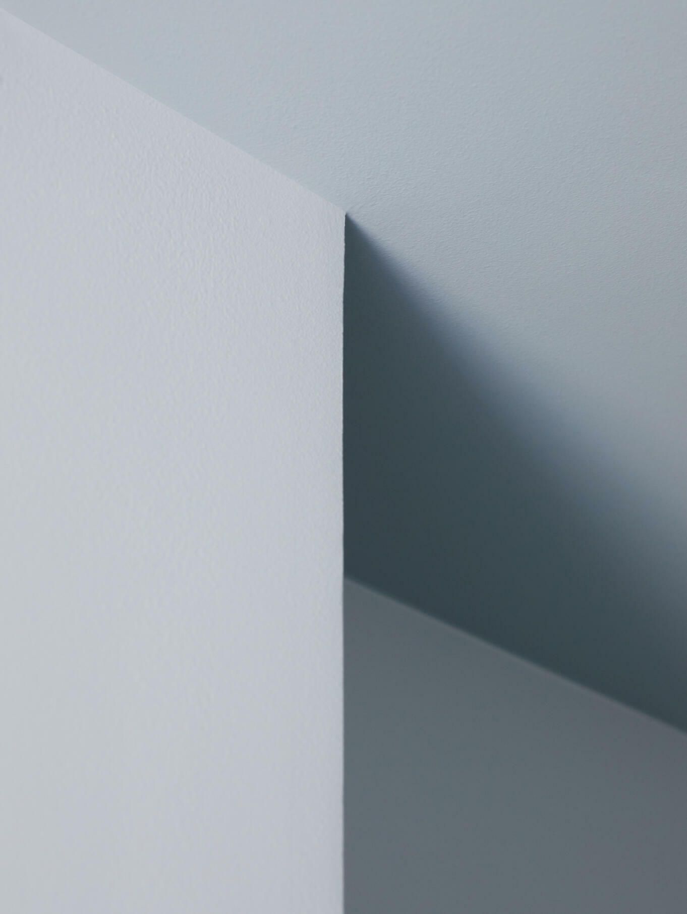 Detaljbilde av et blåmalt hjørne på et soverom