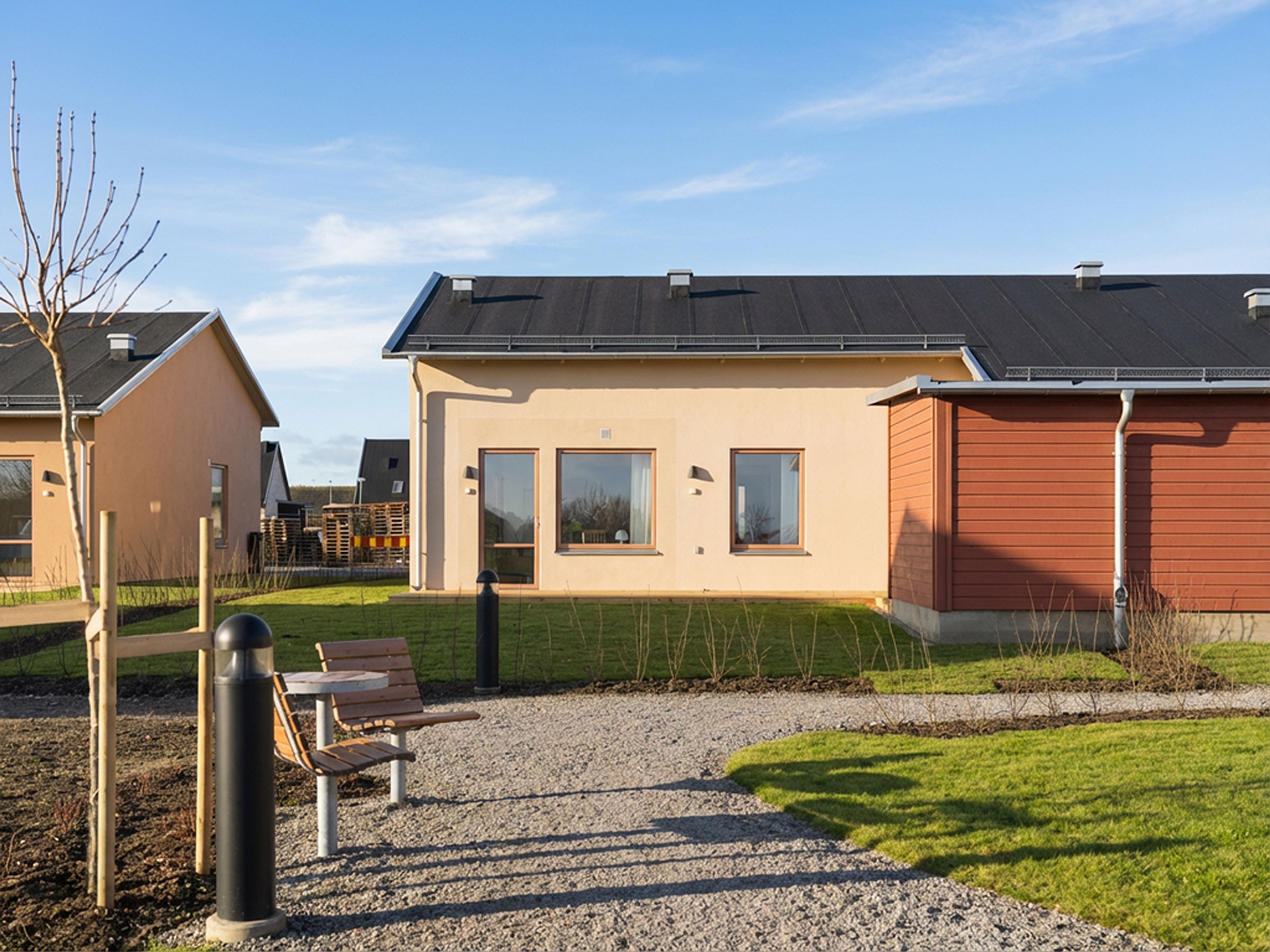Baksida med uteplats parhus 90 kvm