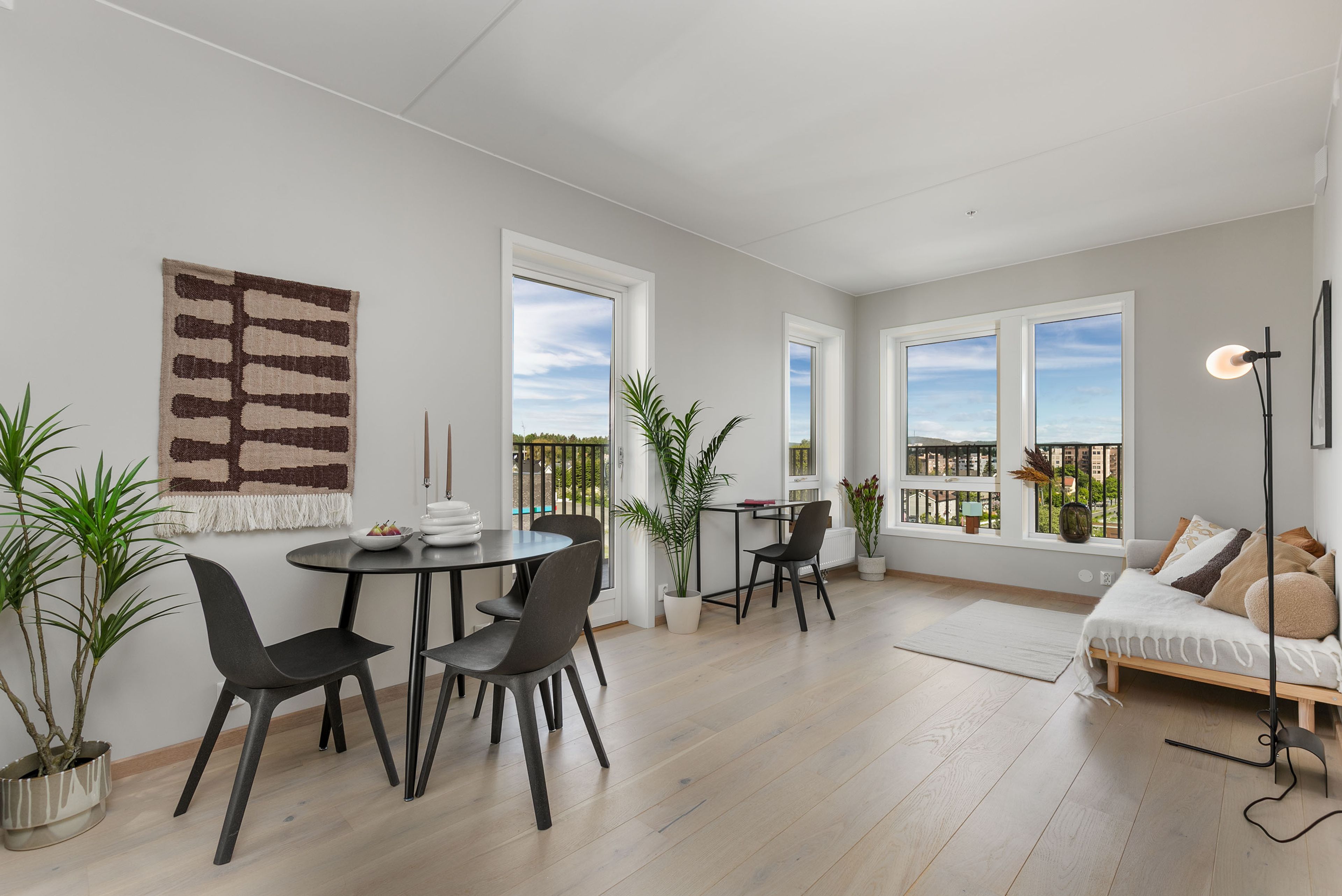 Spiseplass og utgang til balkong i hjørneleilighet.