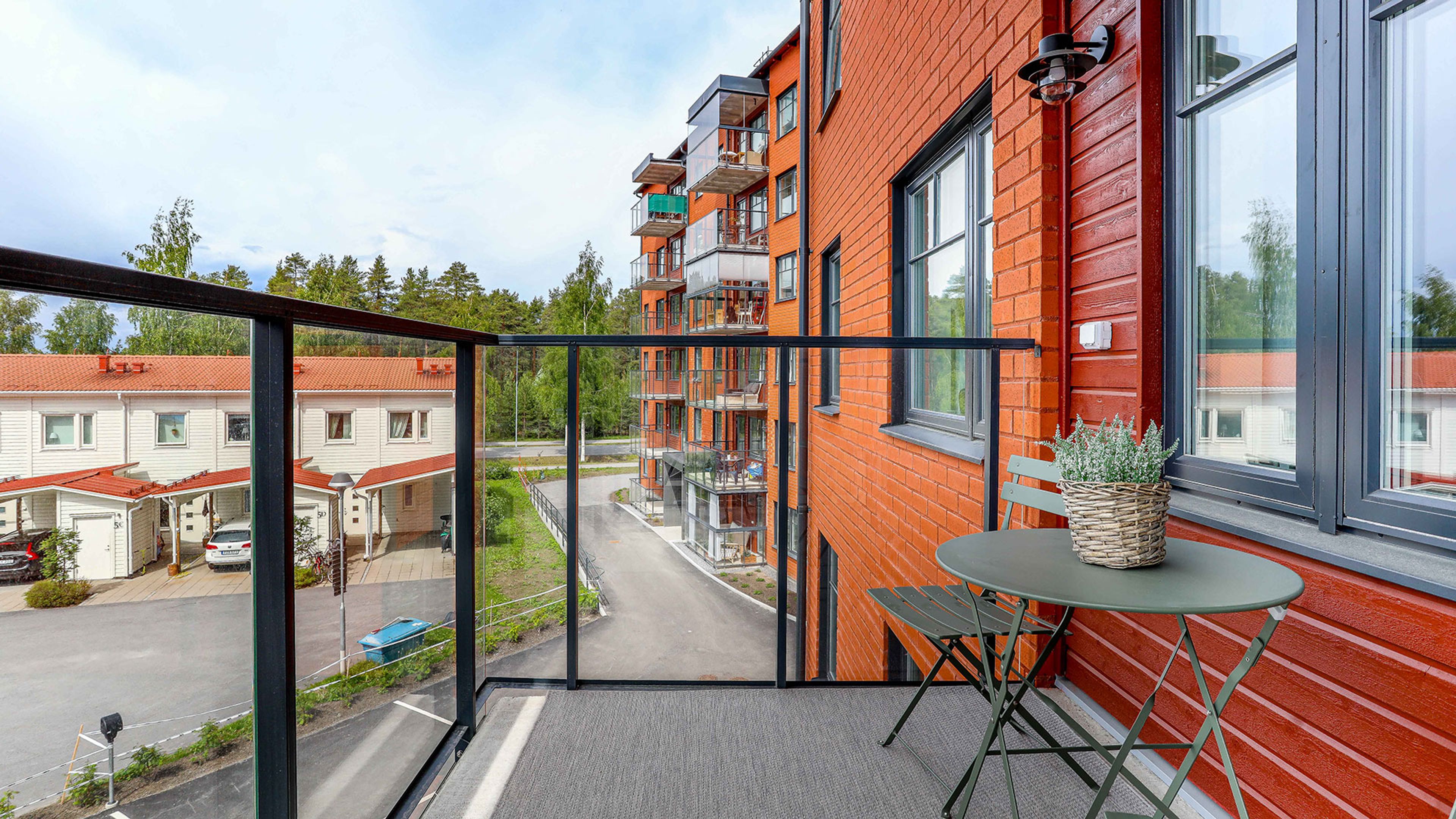 Rymlig balkong med utsikt över de fina omgivningarna