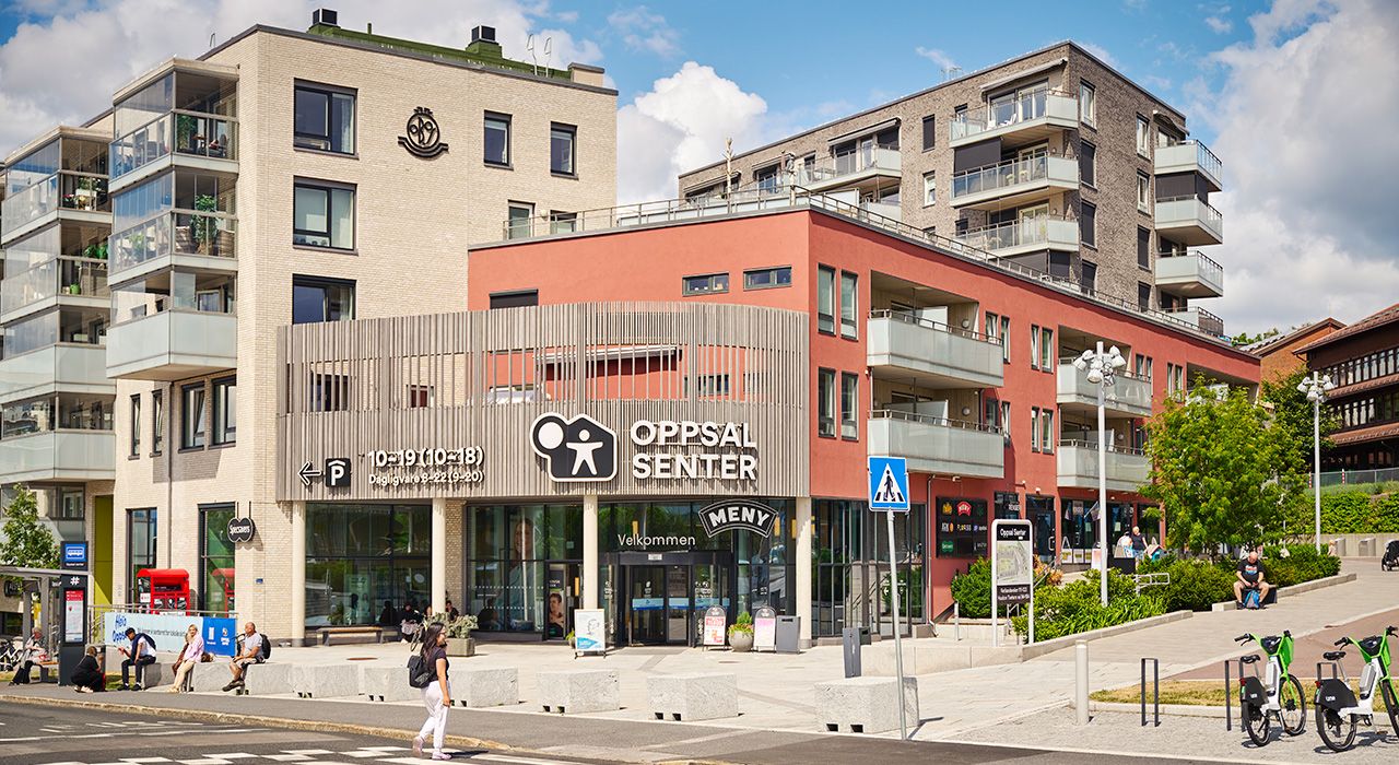 Foto av fasaden og inngangspartiet til Oppsal Senter i Håkon Tveters vei 88.