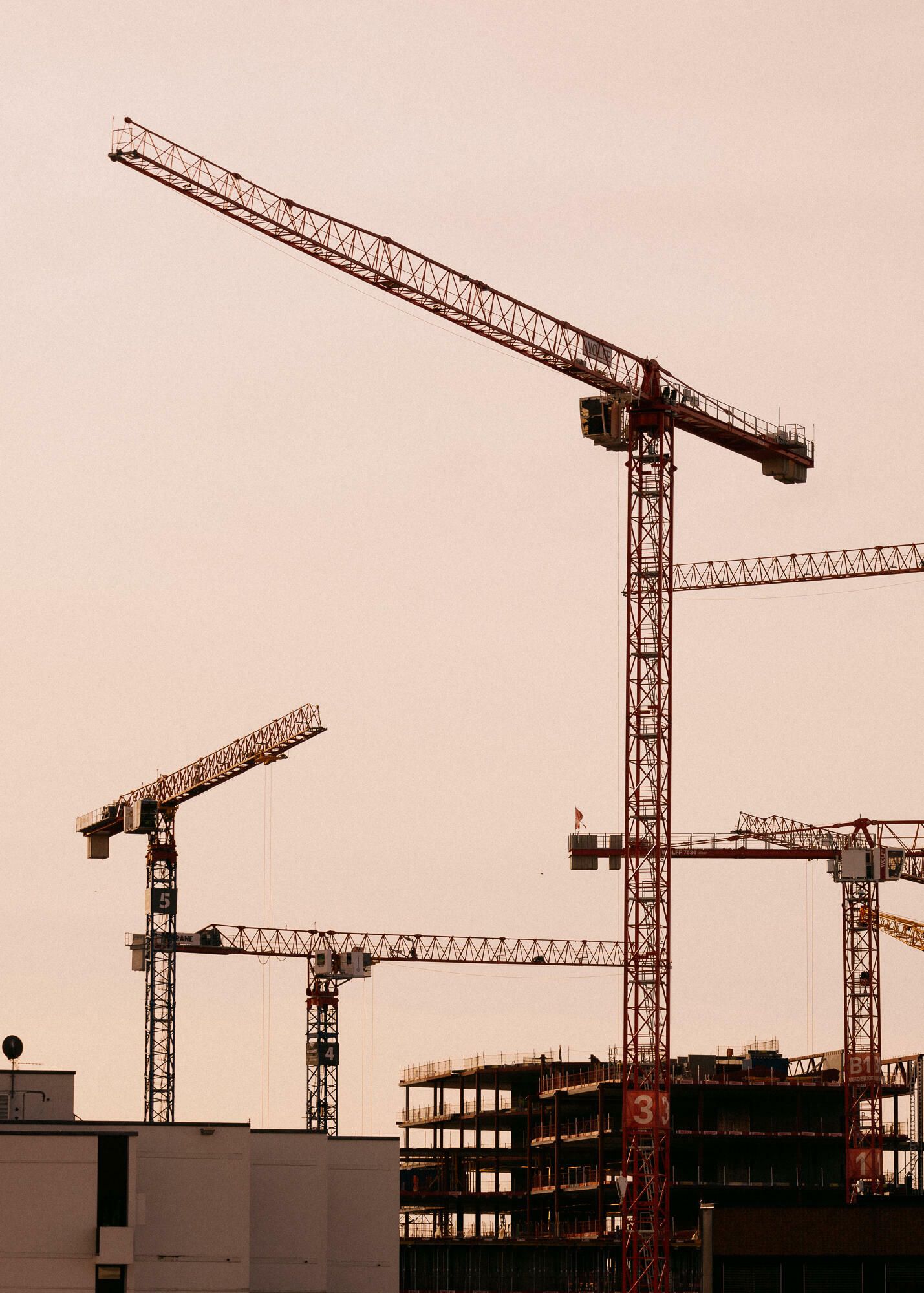 Byggeplass med kraner på Ulven.