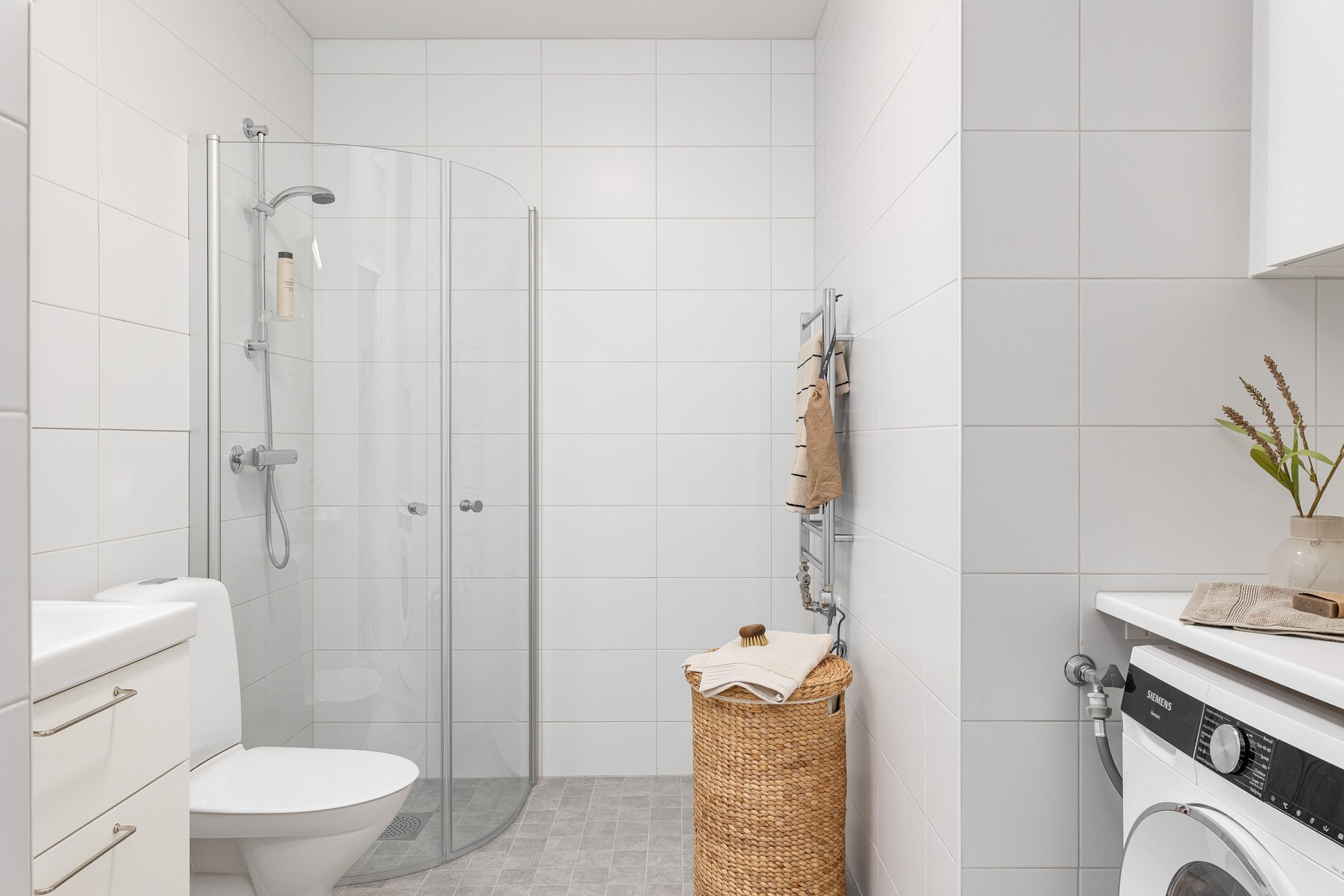 Badrum med kombimaskin för tvätt och tork