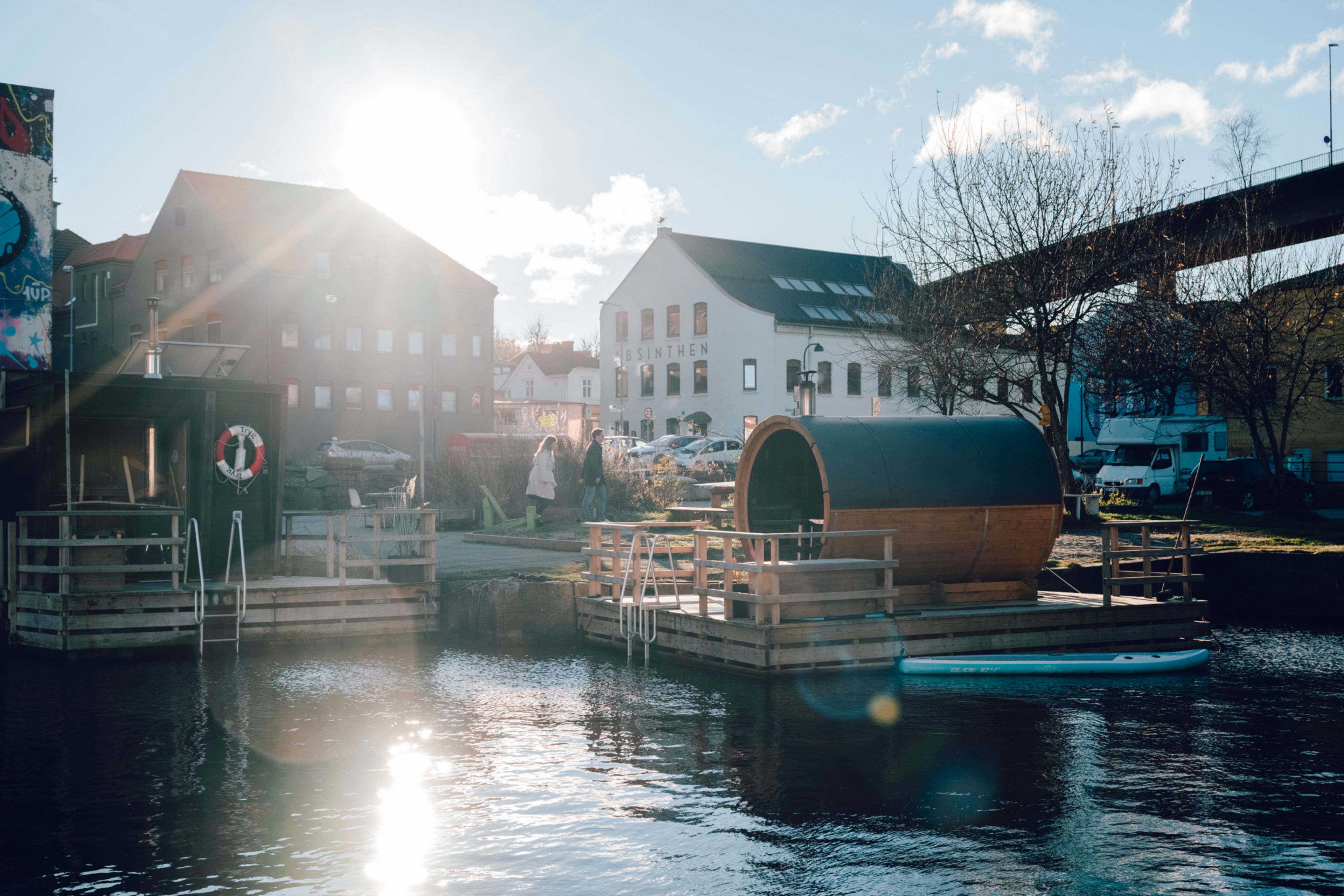 Foto av Badedammen Brygge med flytende sauna.