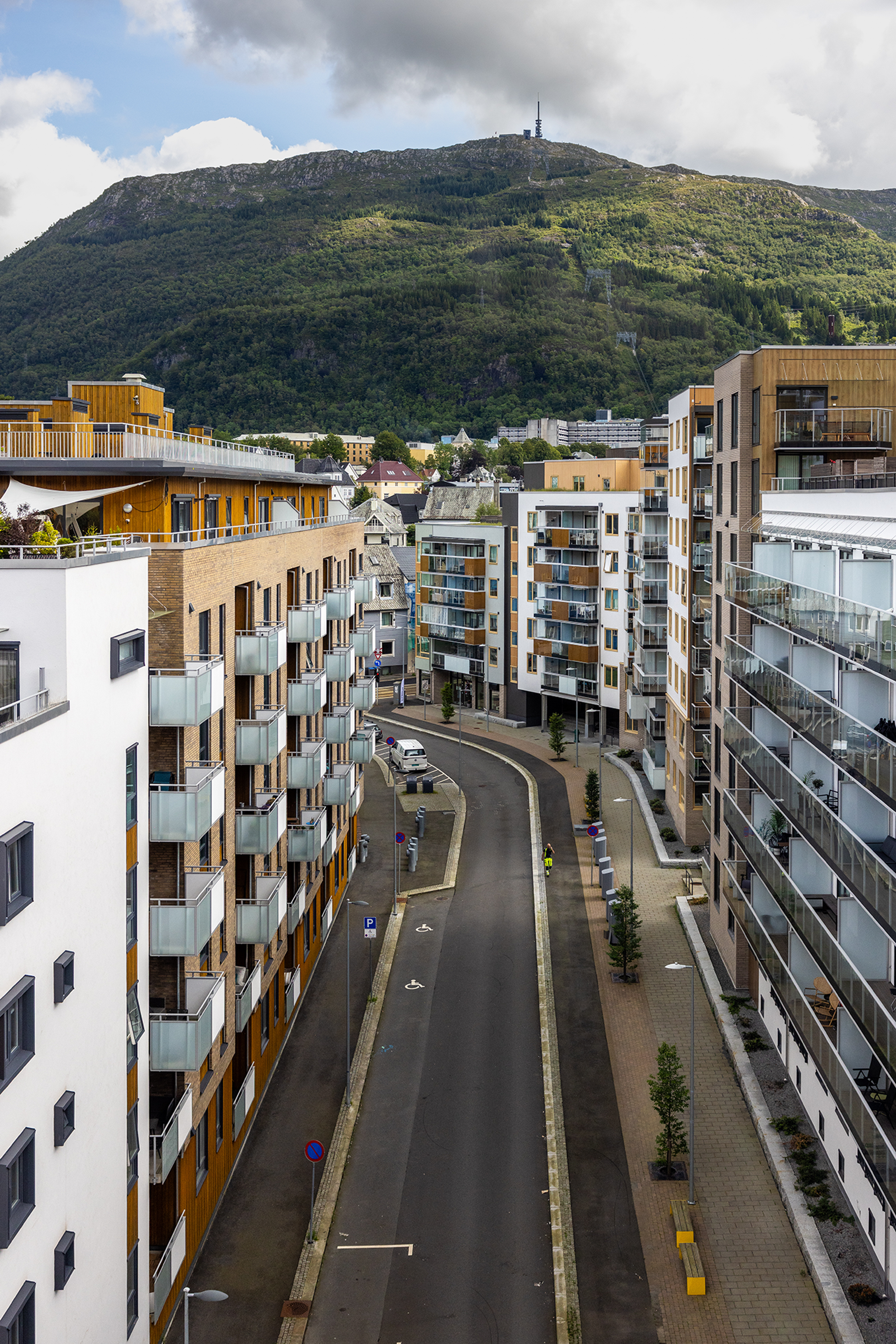 Oversiktsbilde over en av gatene i Kronstadparken, med Ulriken synlig i bakgrunnen.