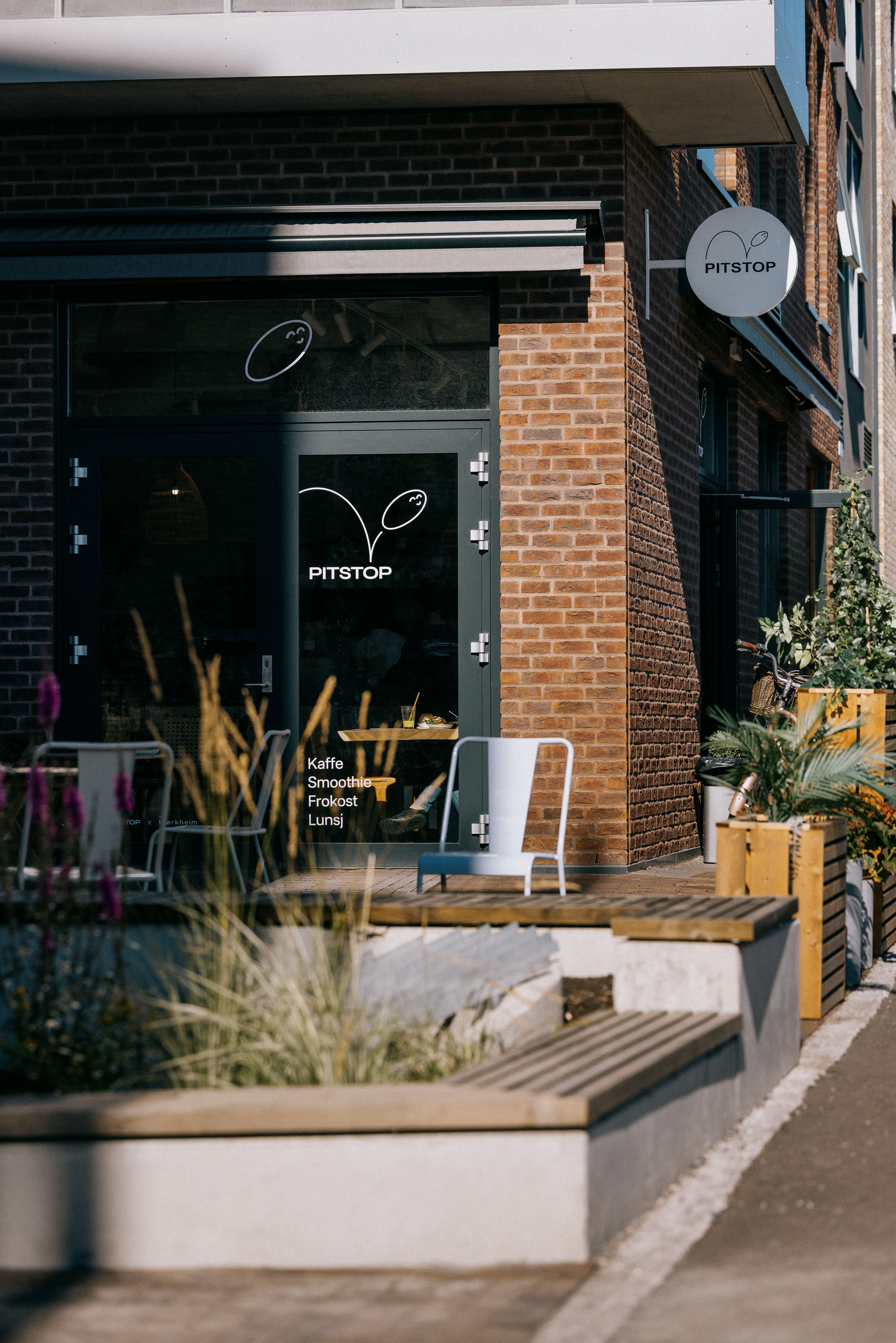 Fasade og inngang til Kafé Babbos Pitstop i Frysjaparken.