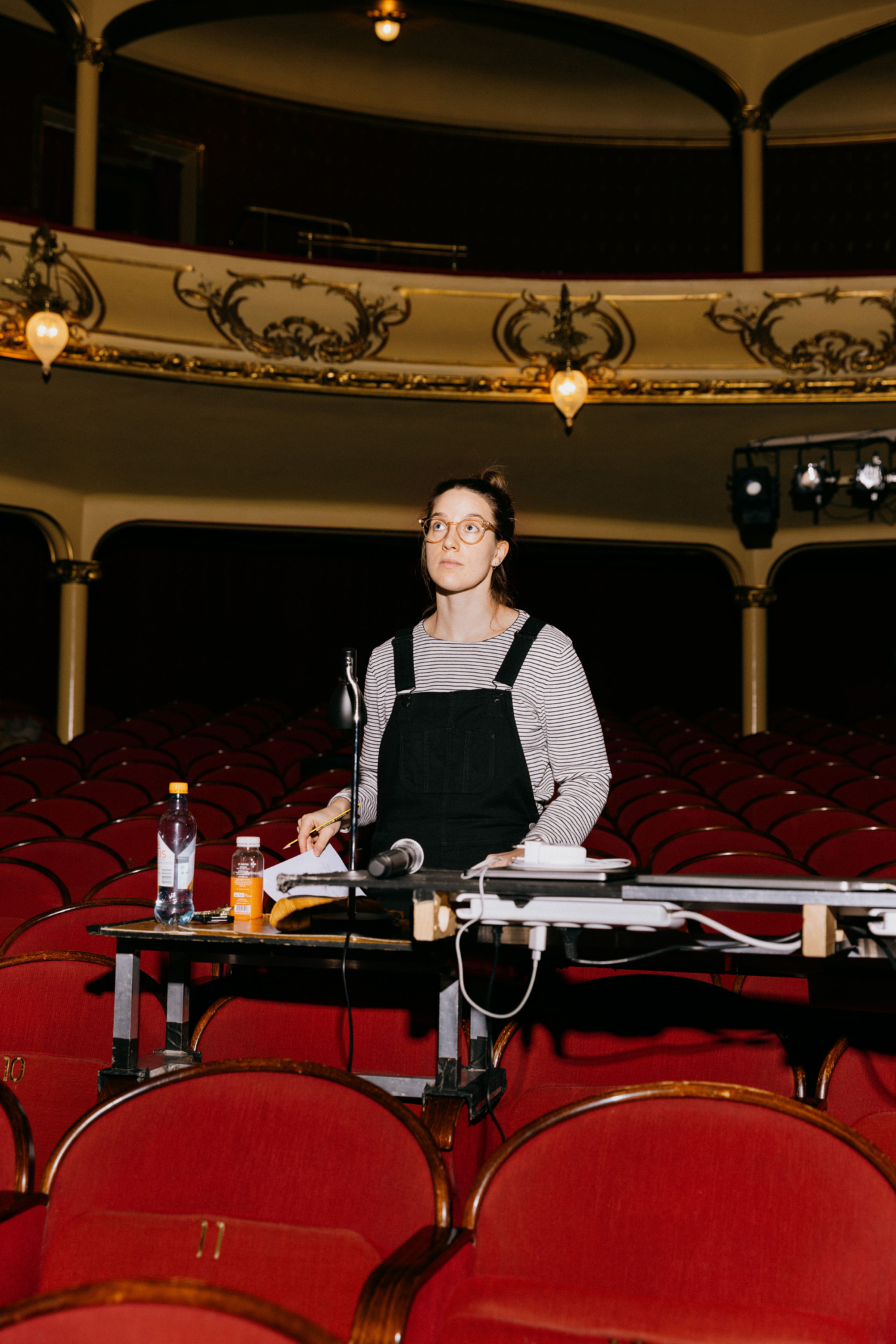 Bildet av Maja Eline Larssen i salen i Nationaltheatret.
