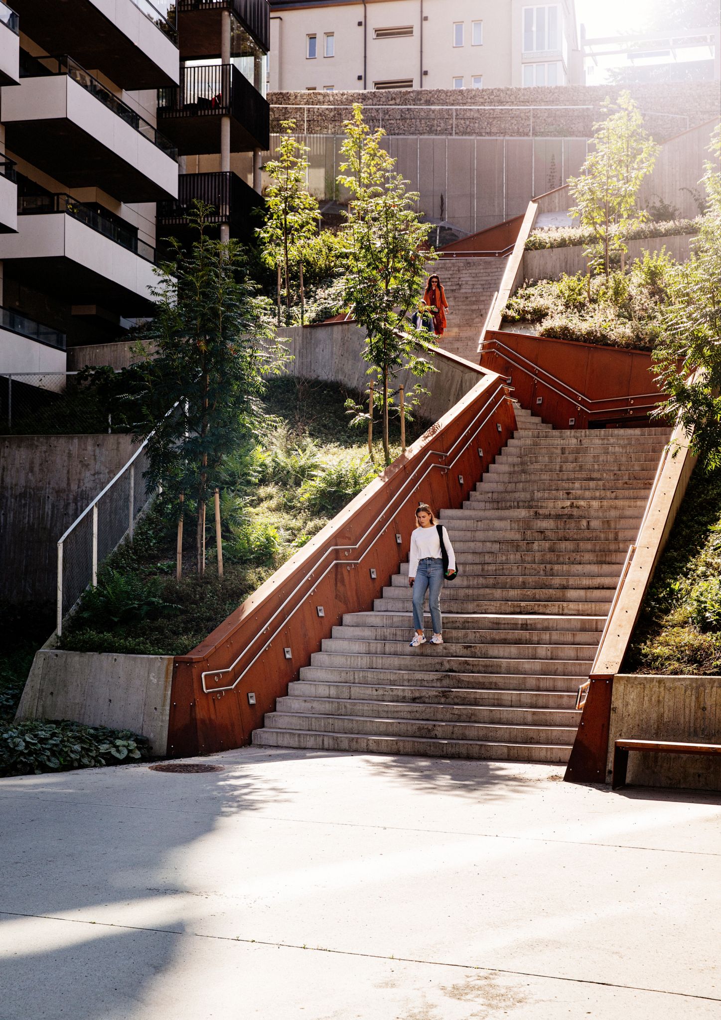 Bilde av en trapp i Kværnerbyen, med en person gående i den.