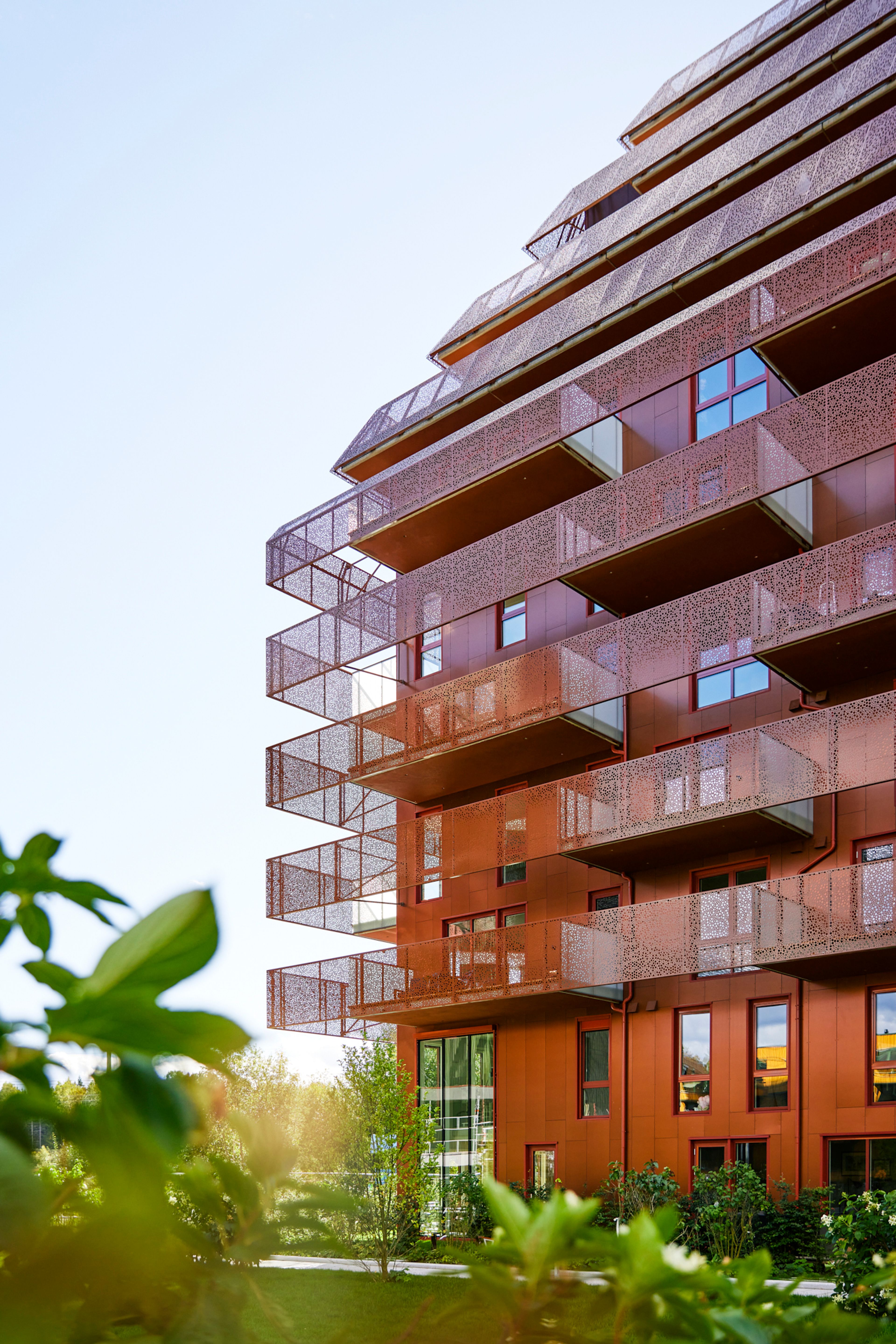 Fasadebilde av den rune blokken, Ski Tårn med grønn natur rundt seg