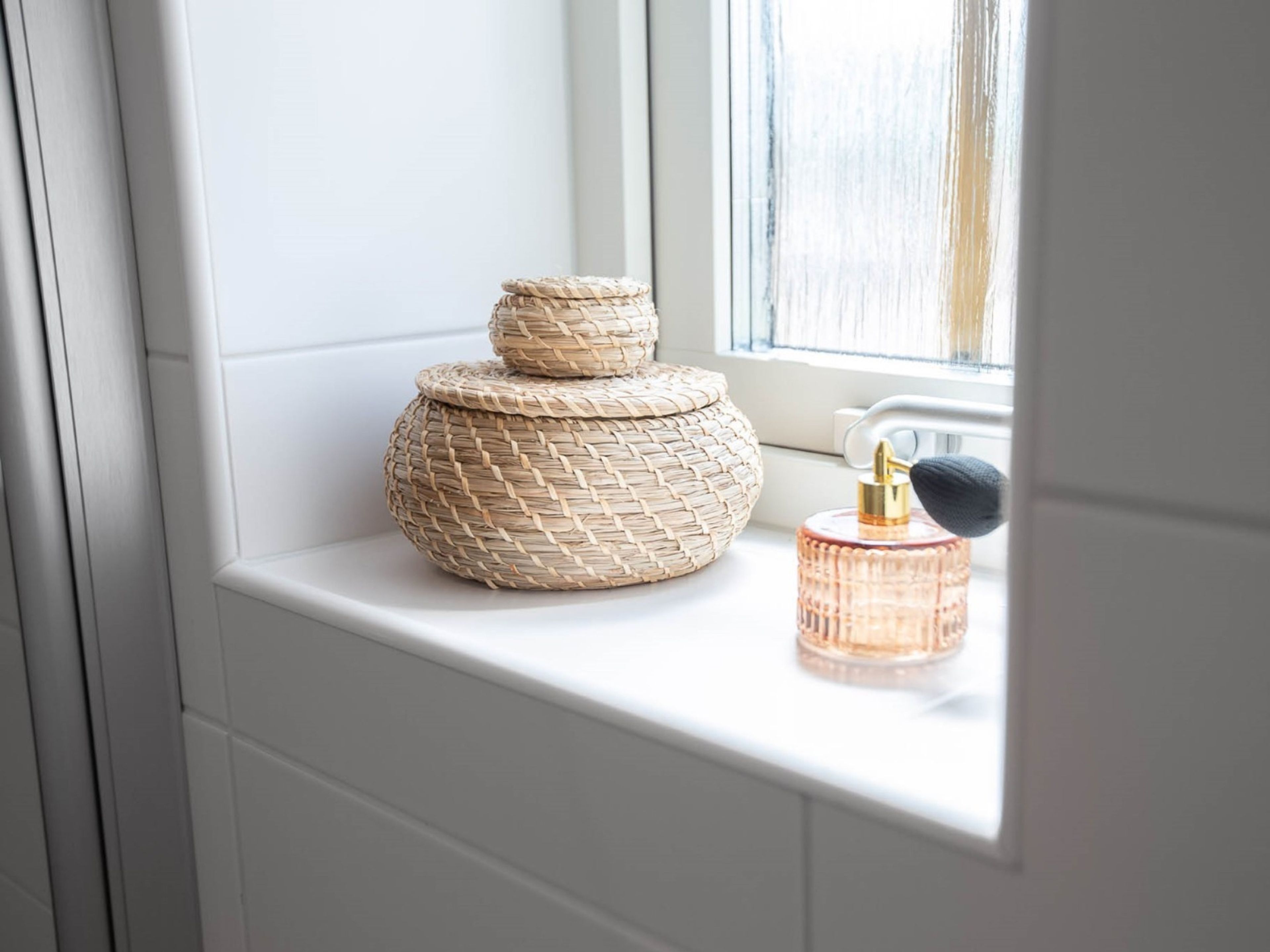 Detaljer i ett badrum f&ouml;r badrumsinspiration parfymflaska f&ouml;rvaring badrum