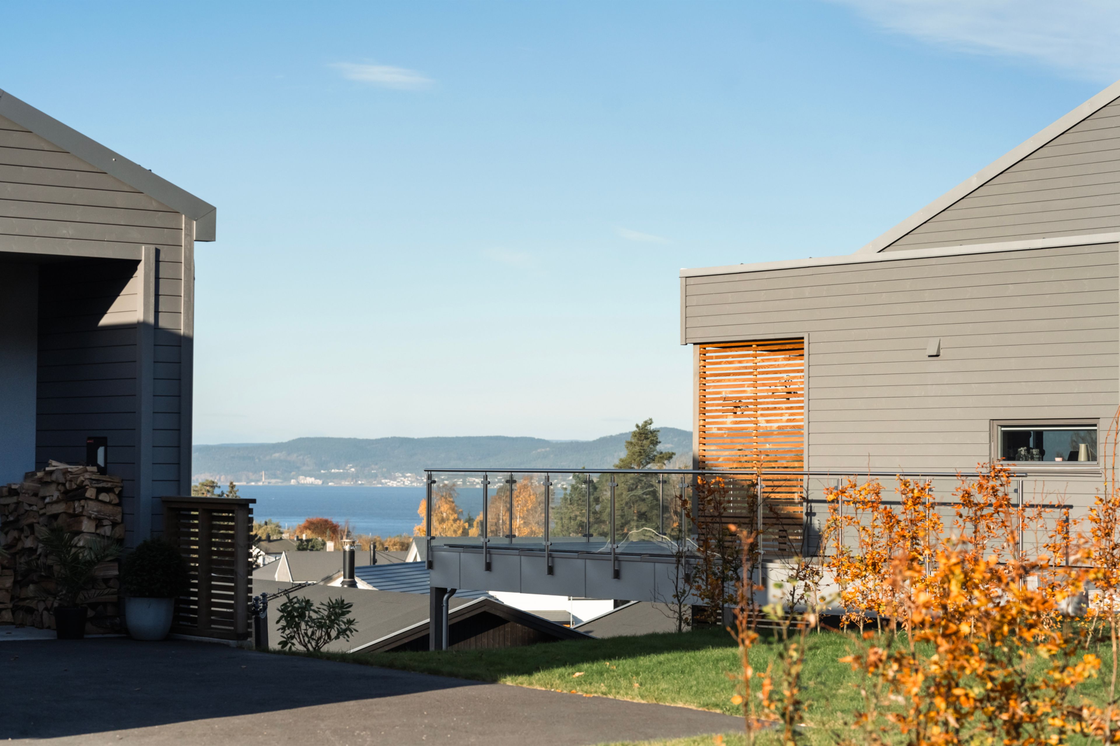 Foto av eneboligene i OBOS Block Watne-prosjektet Villa Havblikk, og utsikt mot fjorden i bakgrunnen