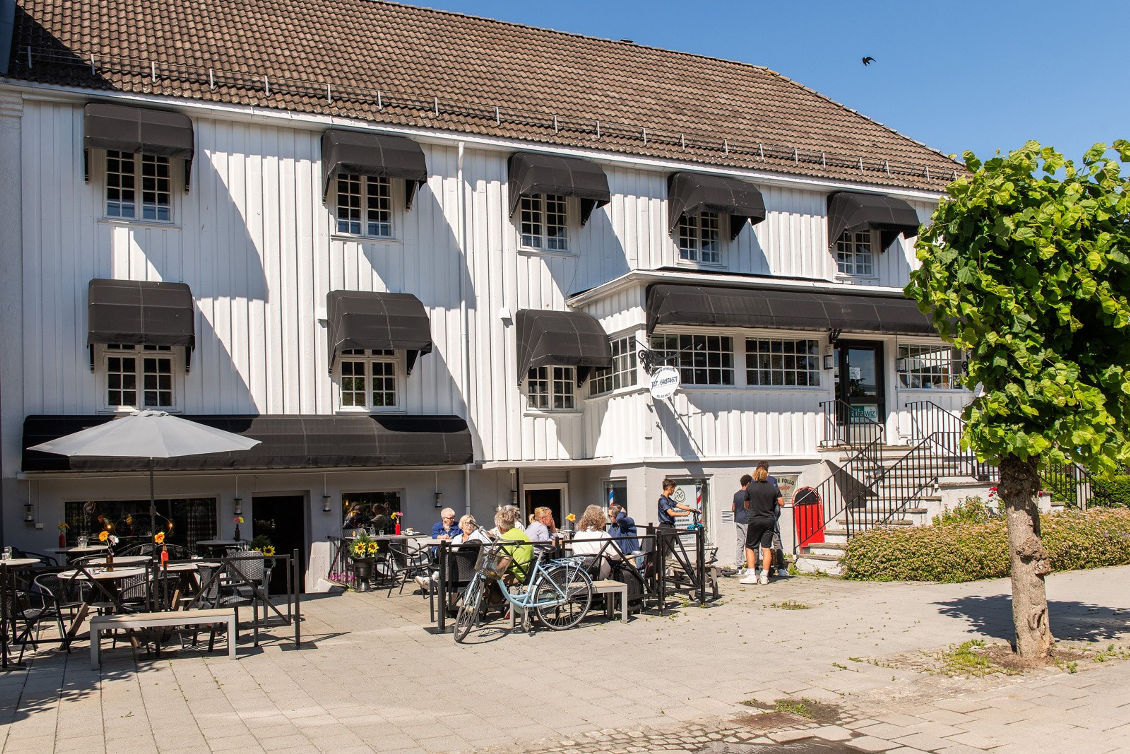 Folksom kafe i Ski sentrum.