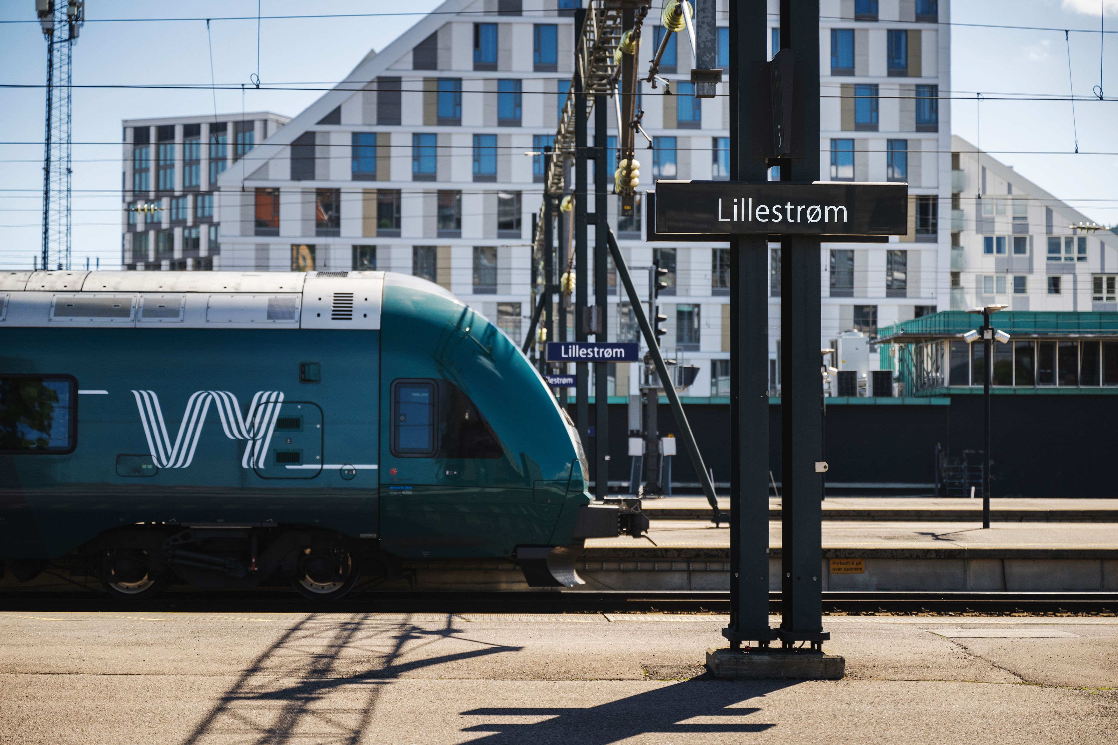 Et tog ved perrong på Lillestrøm togstasjon.