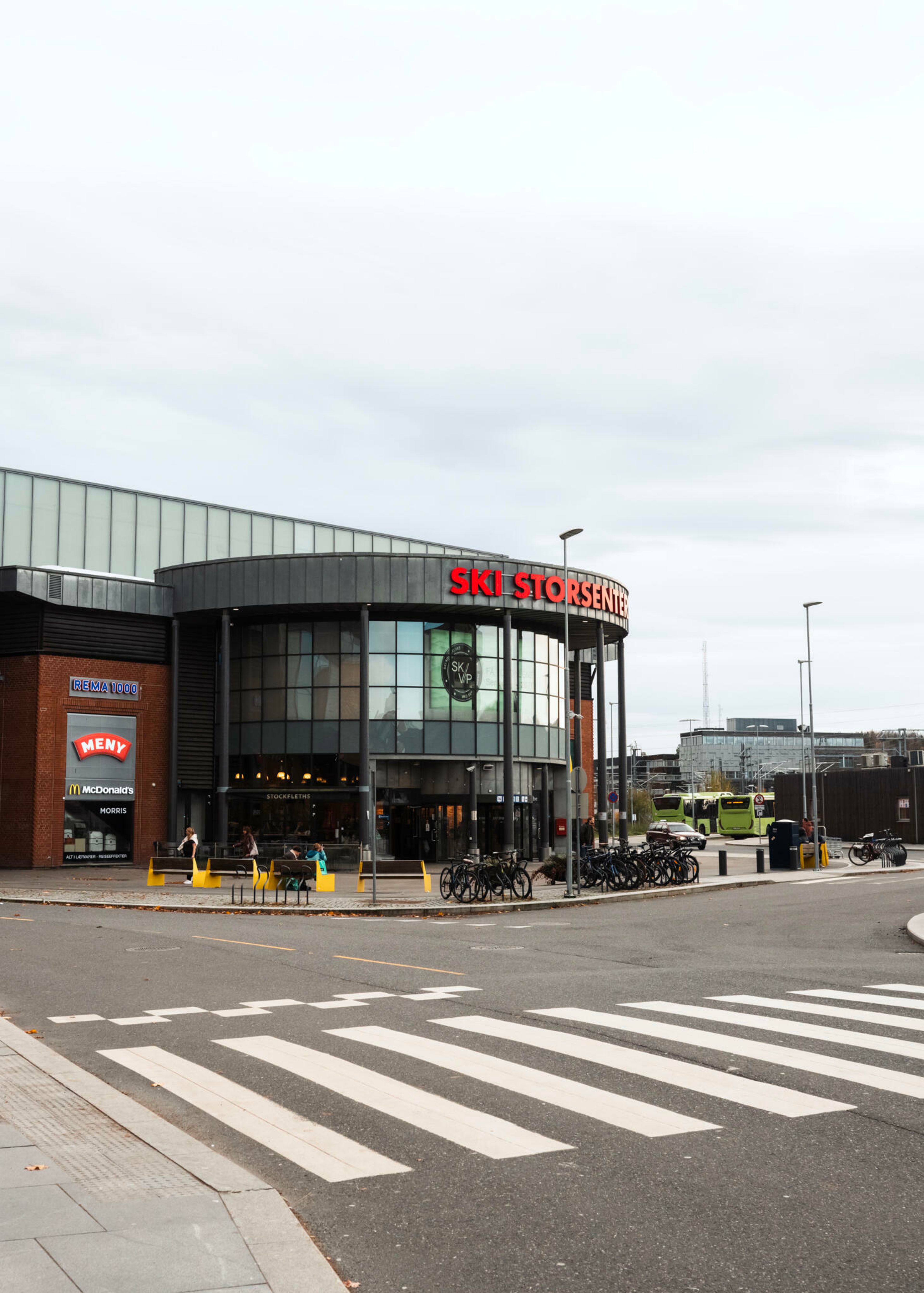 Foto av inngangen til Ski Storsenter, sett fra veien utenfor