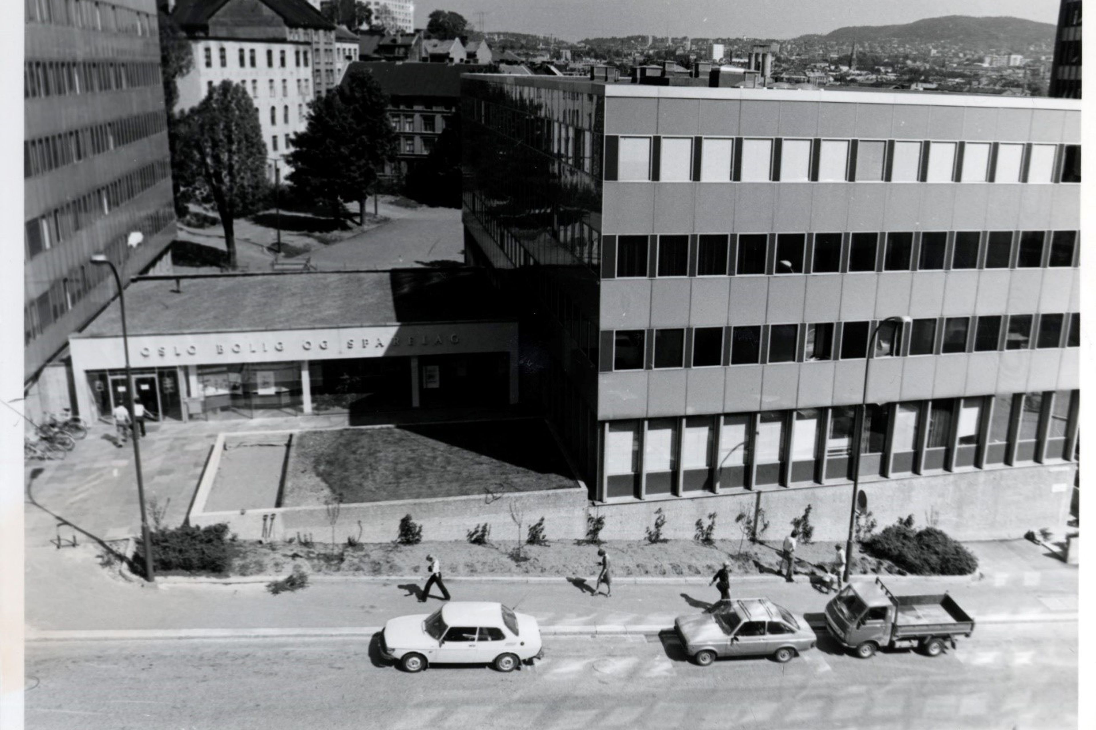 Kontorlokaler i svart-hvitt