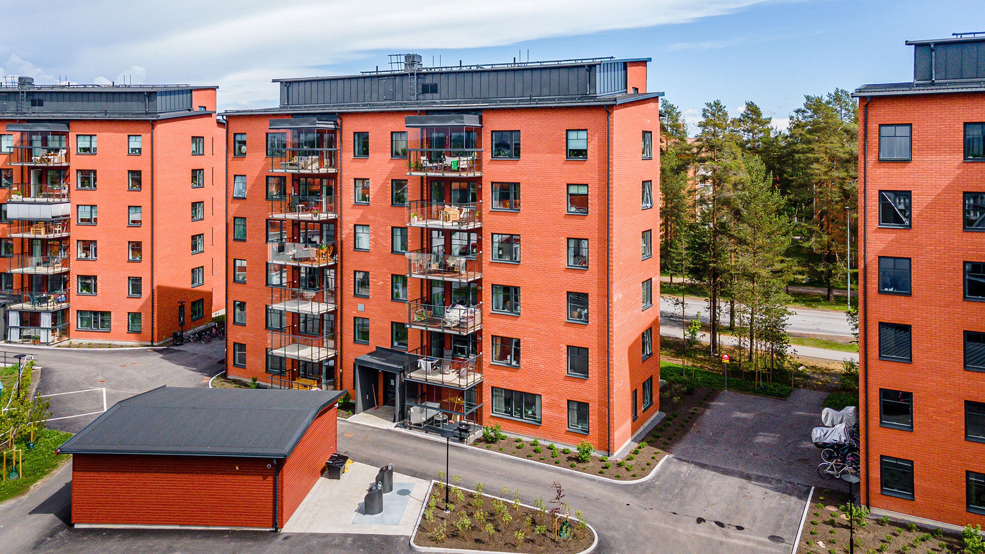 Exteriör bild att Brf Skulptören med sin fina röda fasad