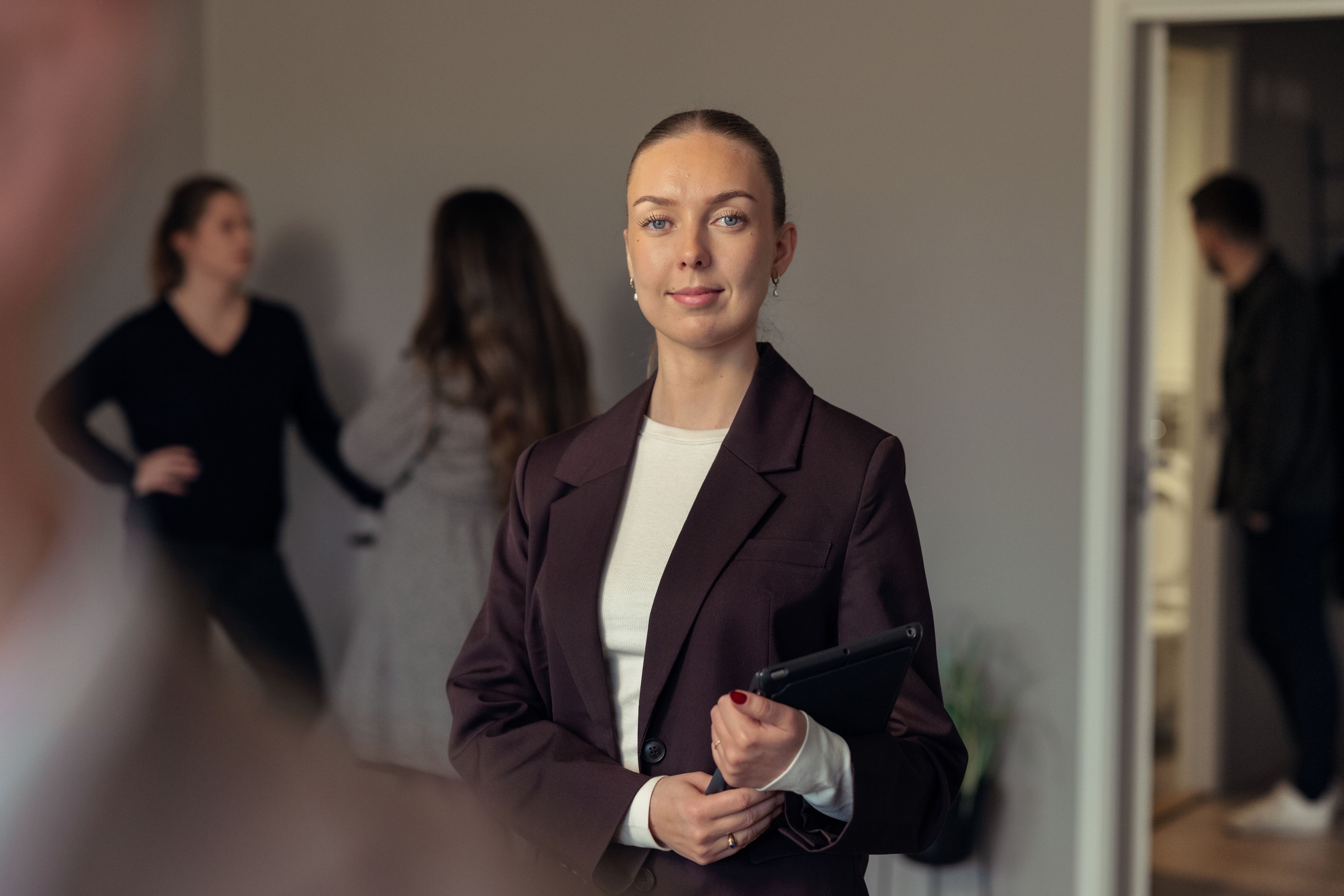 Megler på visning med flere mennesker i bakgrunnen.