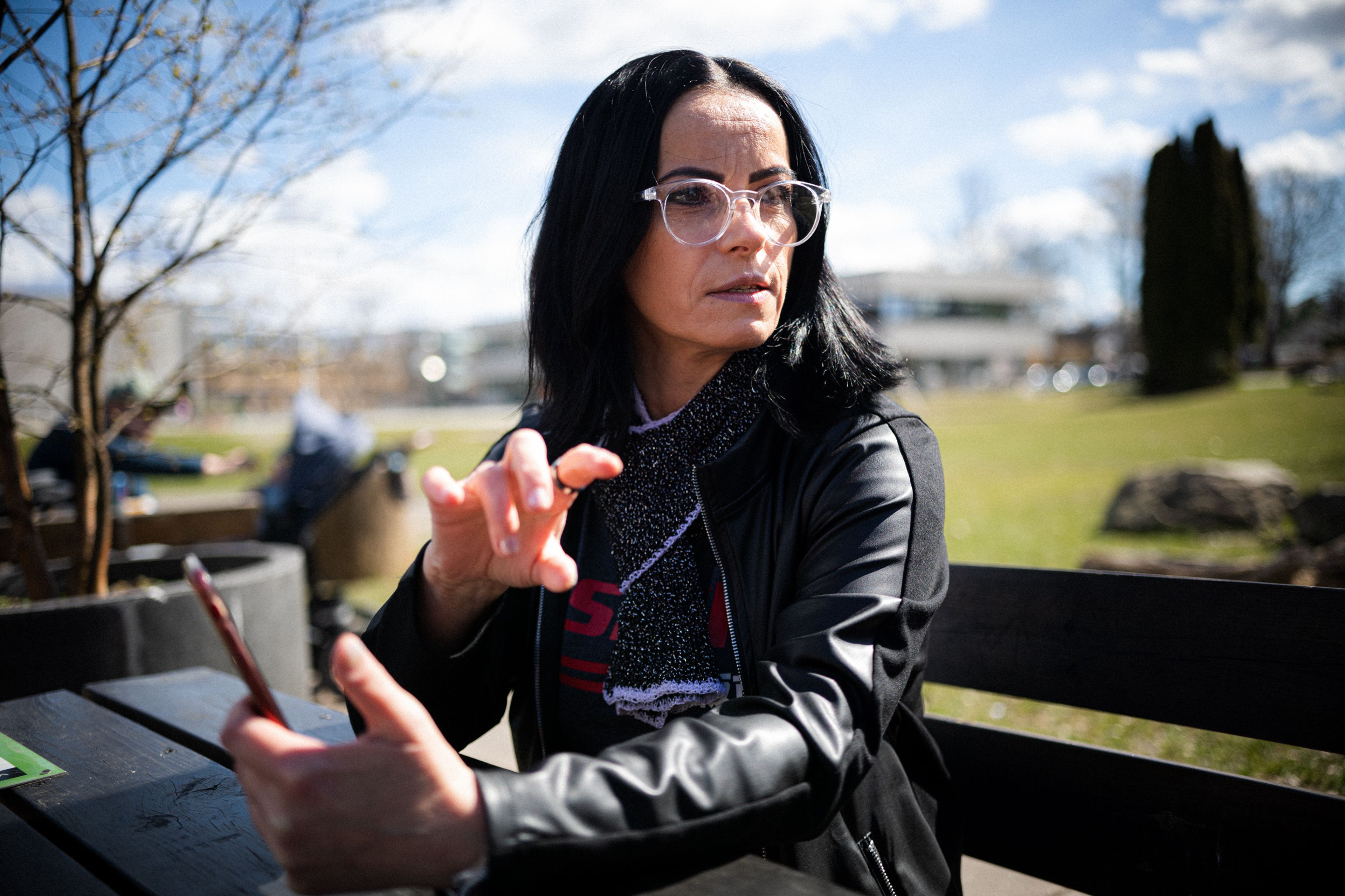 Foto av Mihaela som sitter på en benk i parken.