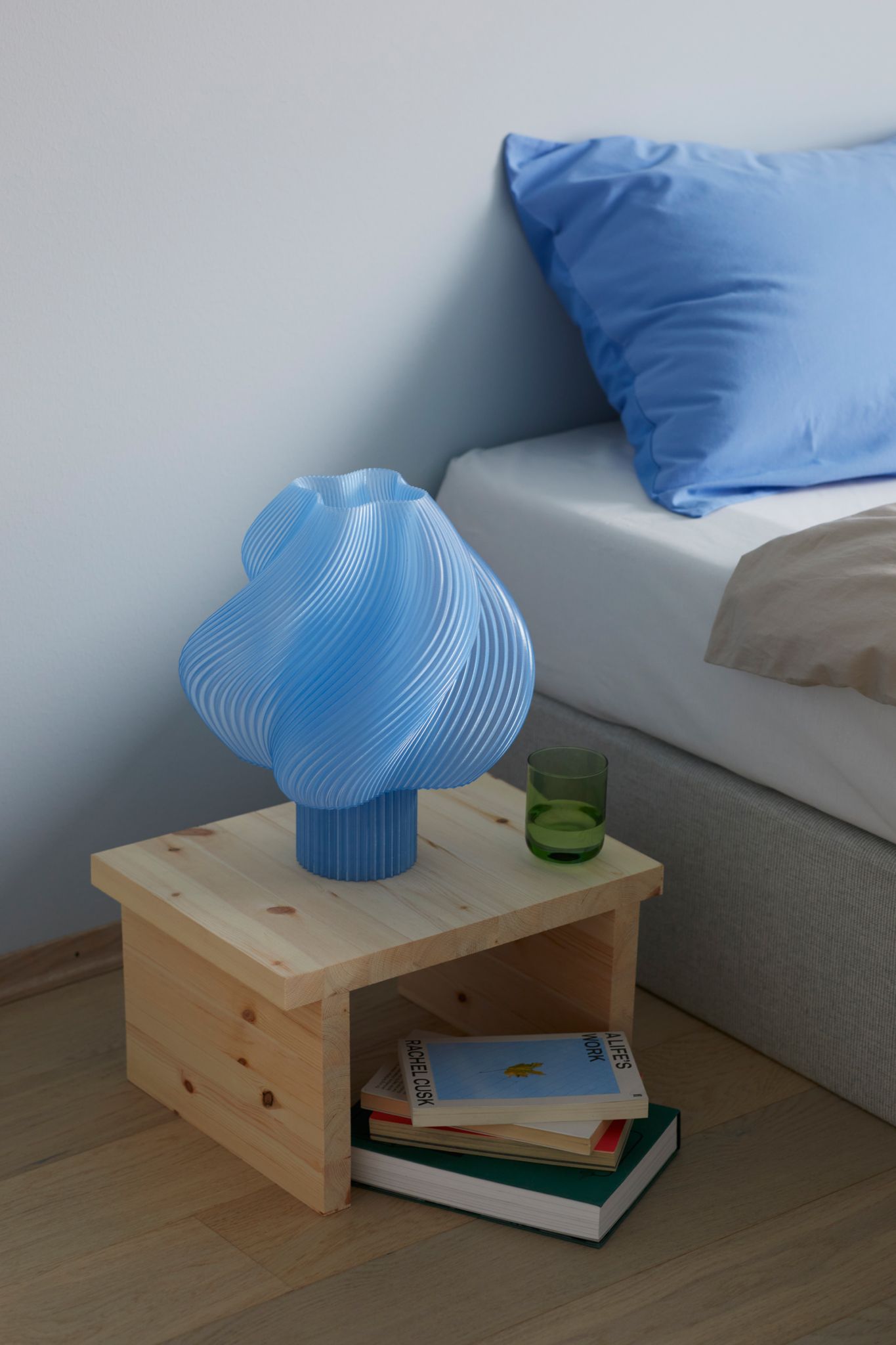 Foto av en bordlampe på nattbordet.