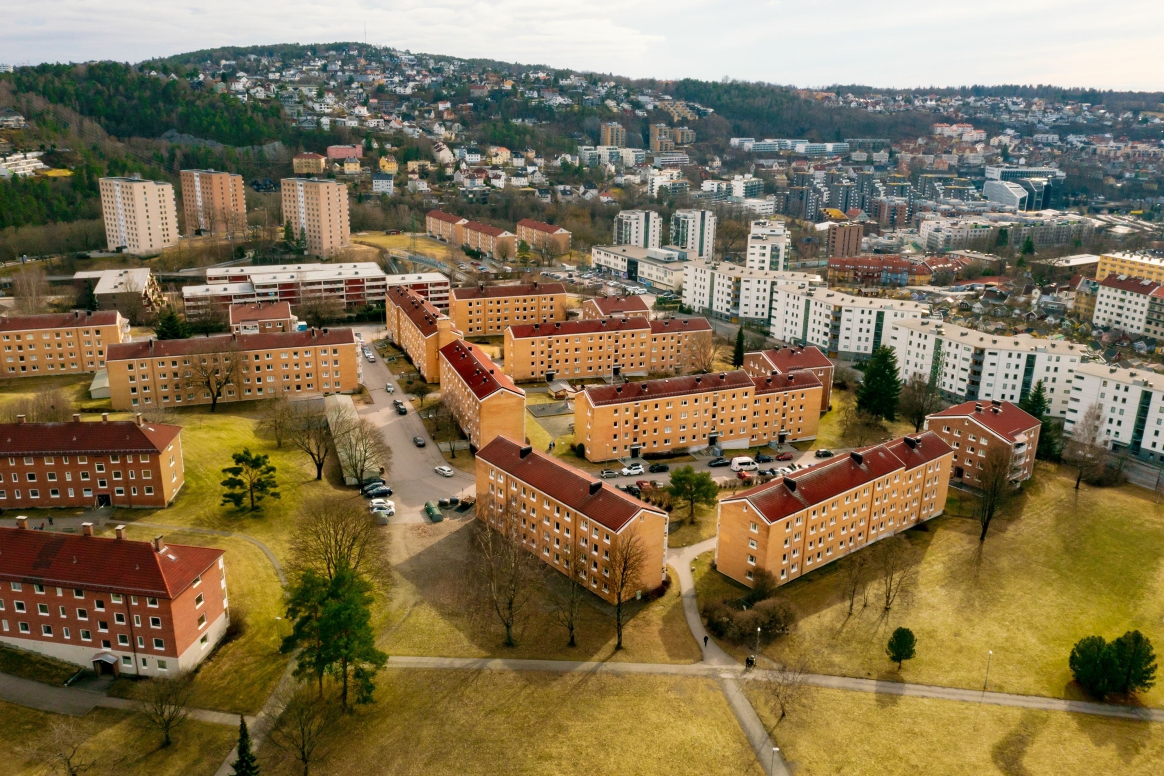 Dronefoto av Etterstad Vest borettslag og nærliggende blokker.