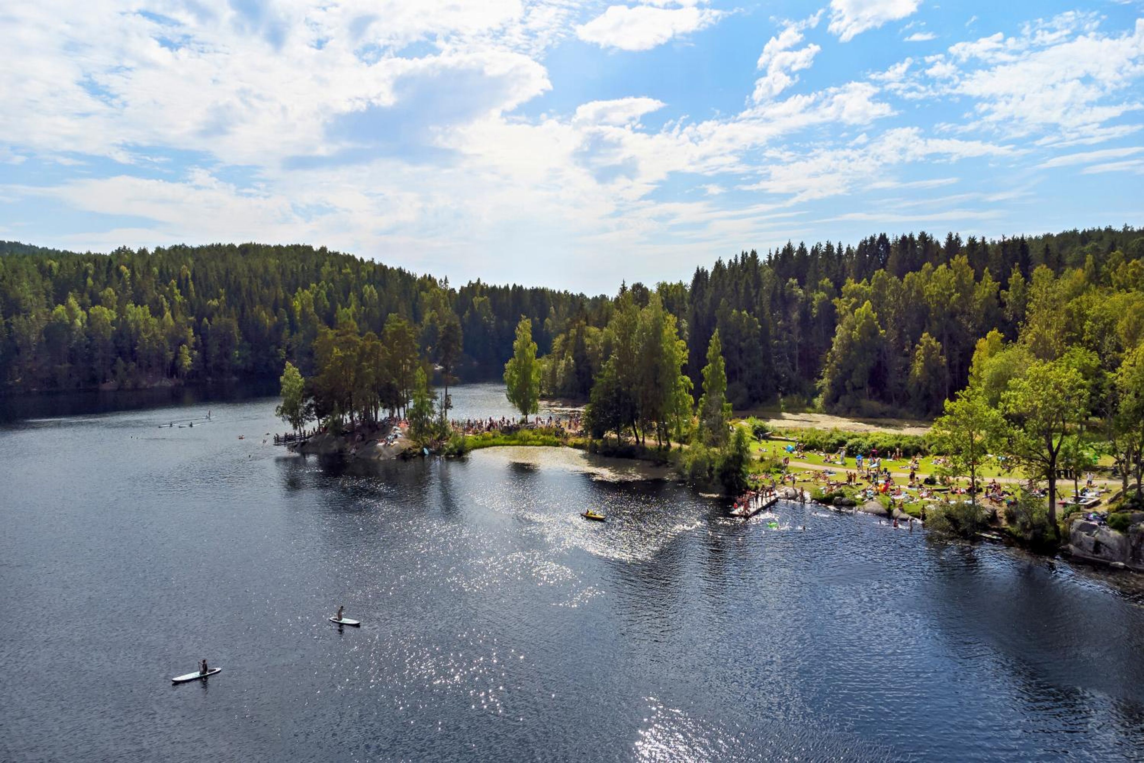 Travel badeplass med brygge på sommertid.
