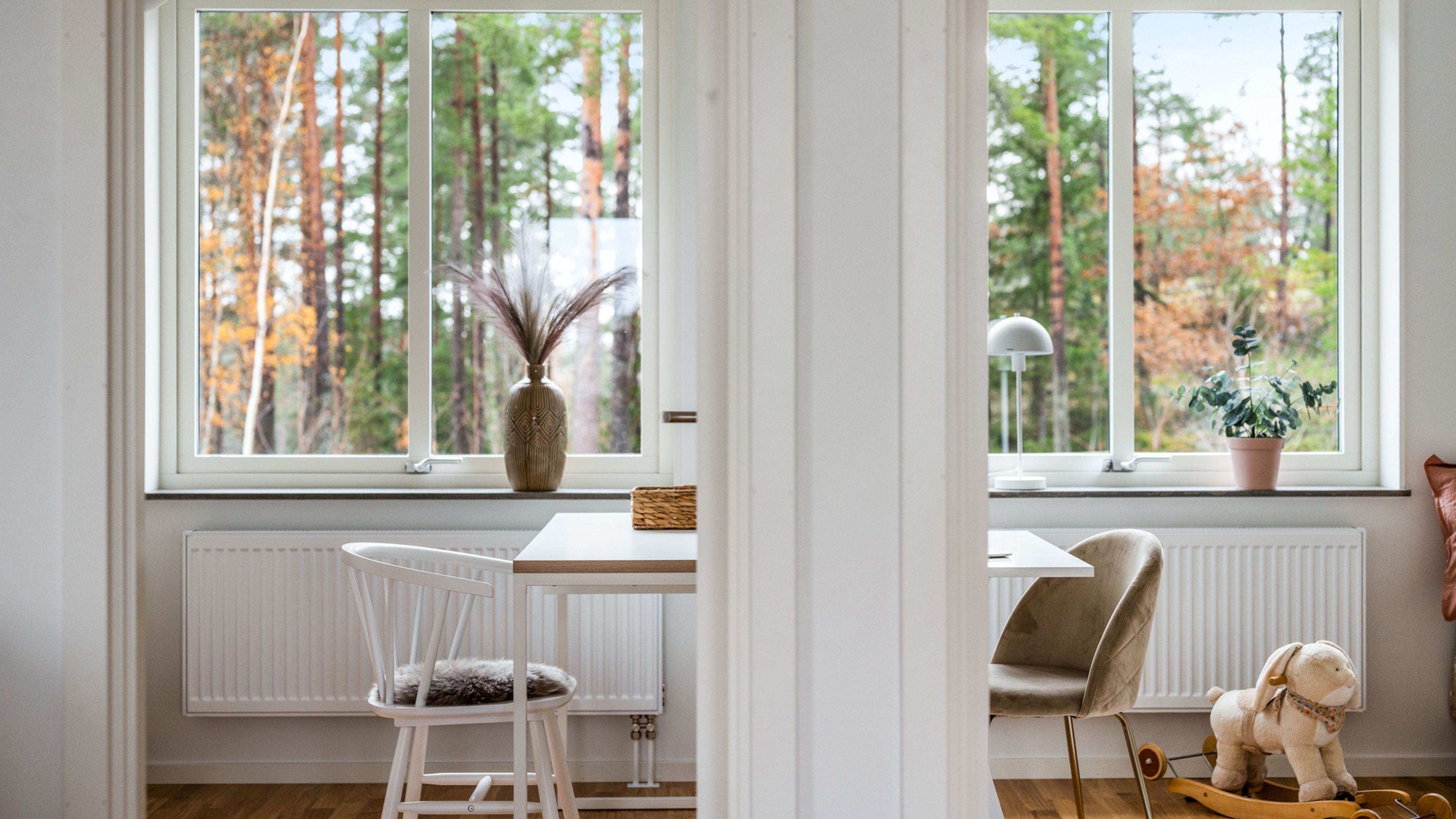 Arbetshörna eller skrivbord får plats i i sovrummen.