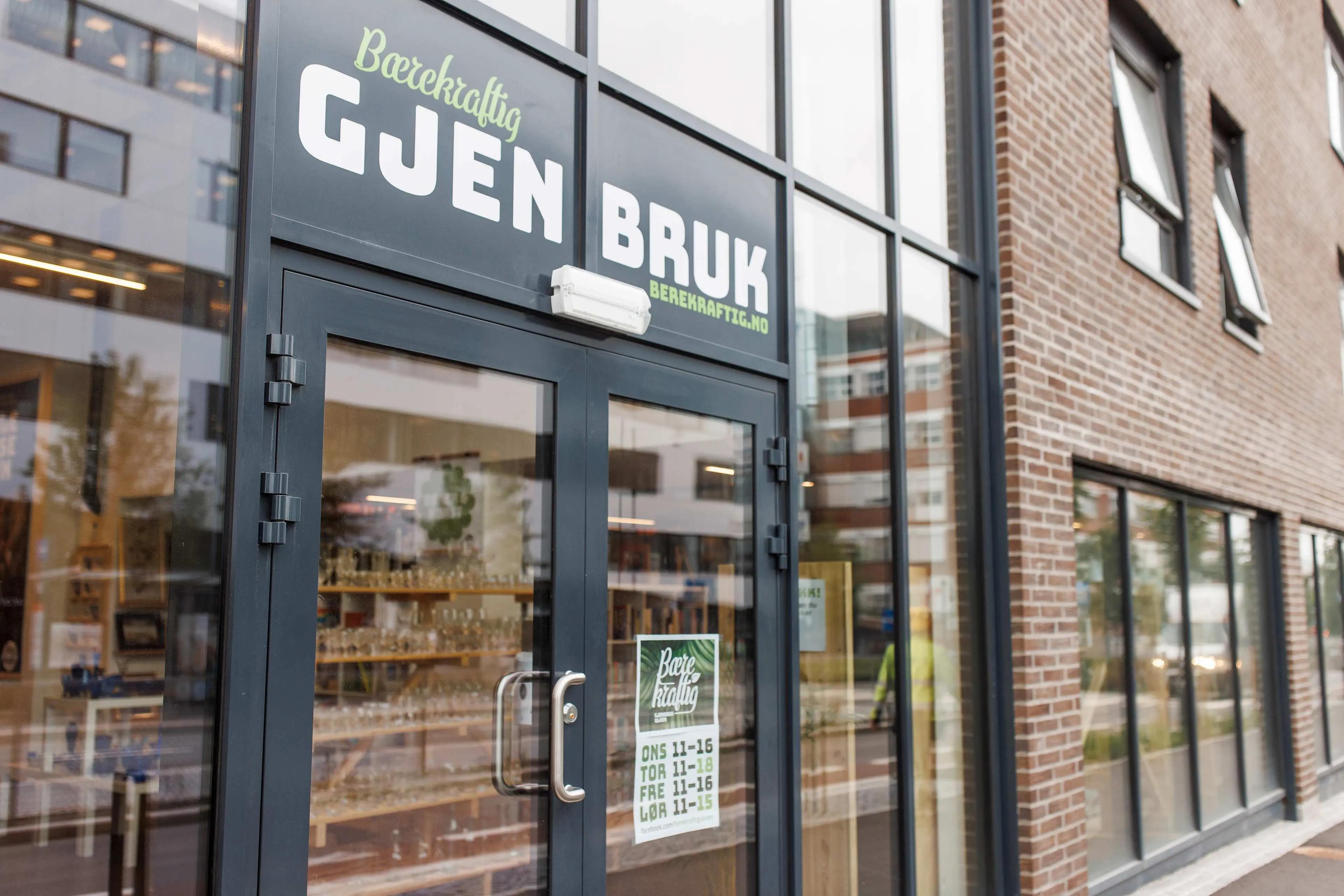 Inngangsdør til gjenbruksbutikken