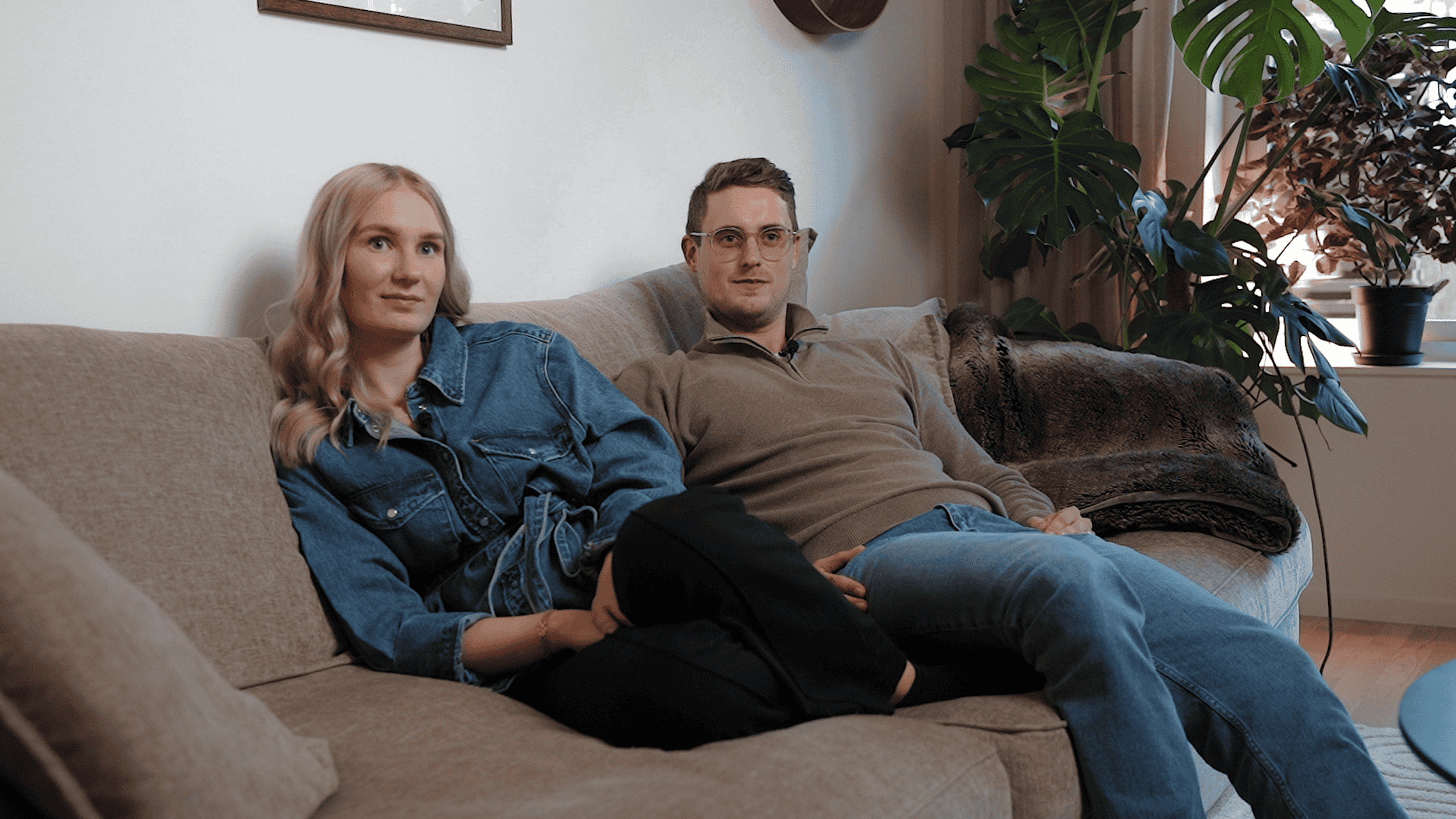 par tillsammans i soffan hemma