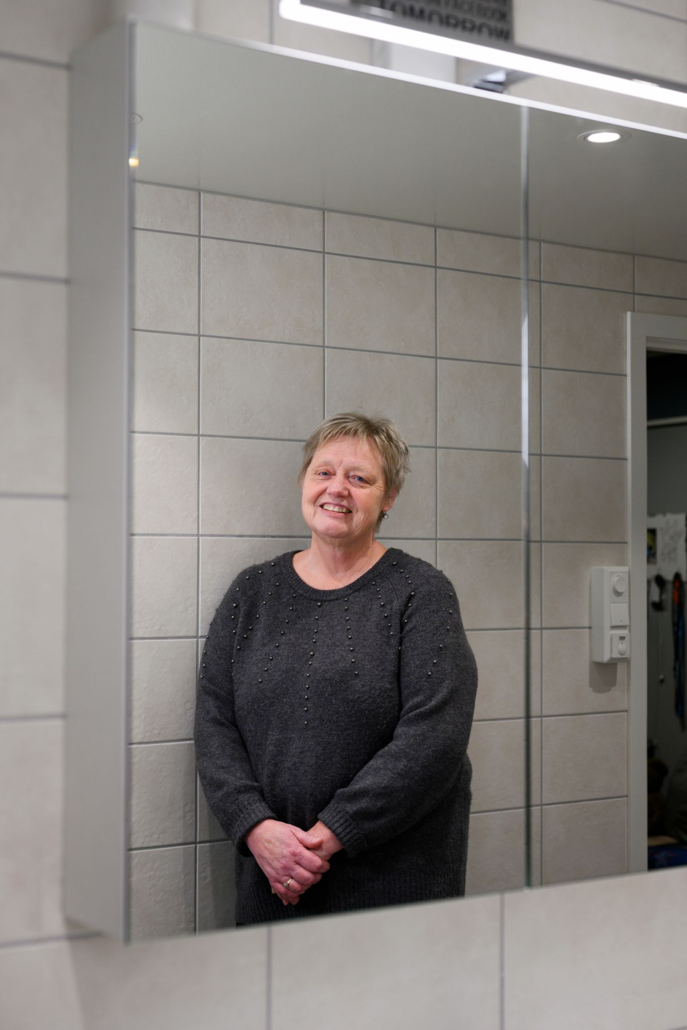 Portrett av styreleder i Tiurleken borettslag. Gjennom et speil.