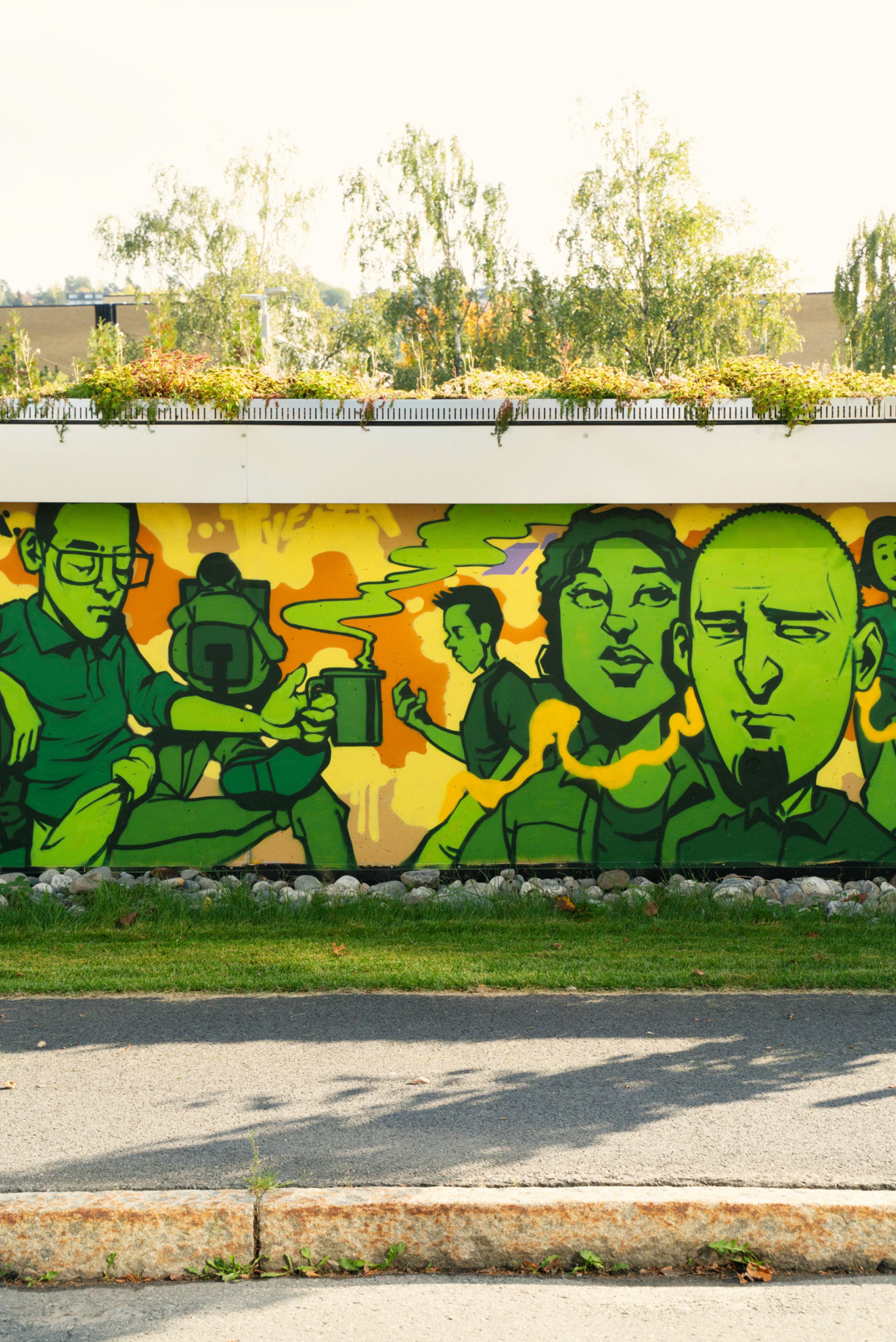 Foto av flere fjes som er tegnet på grafittiveggen.