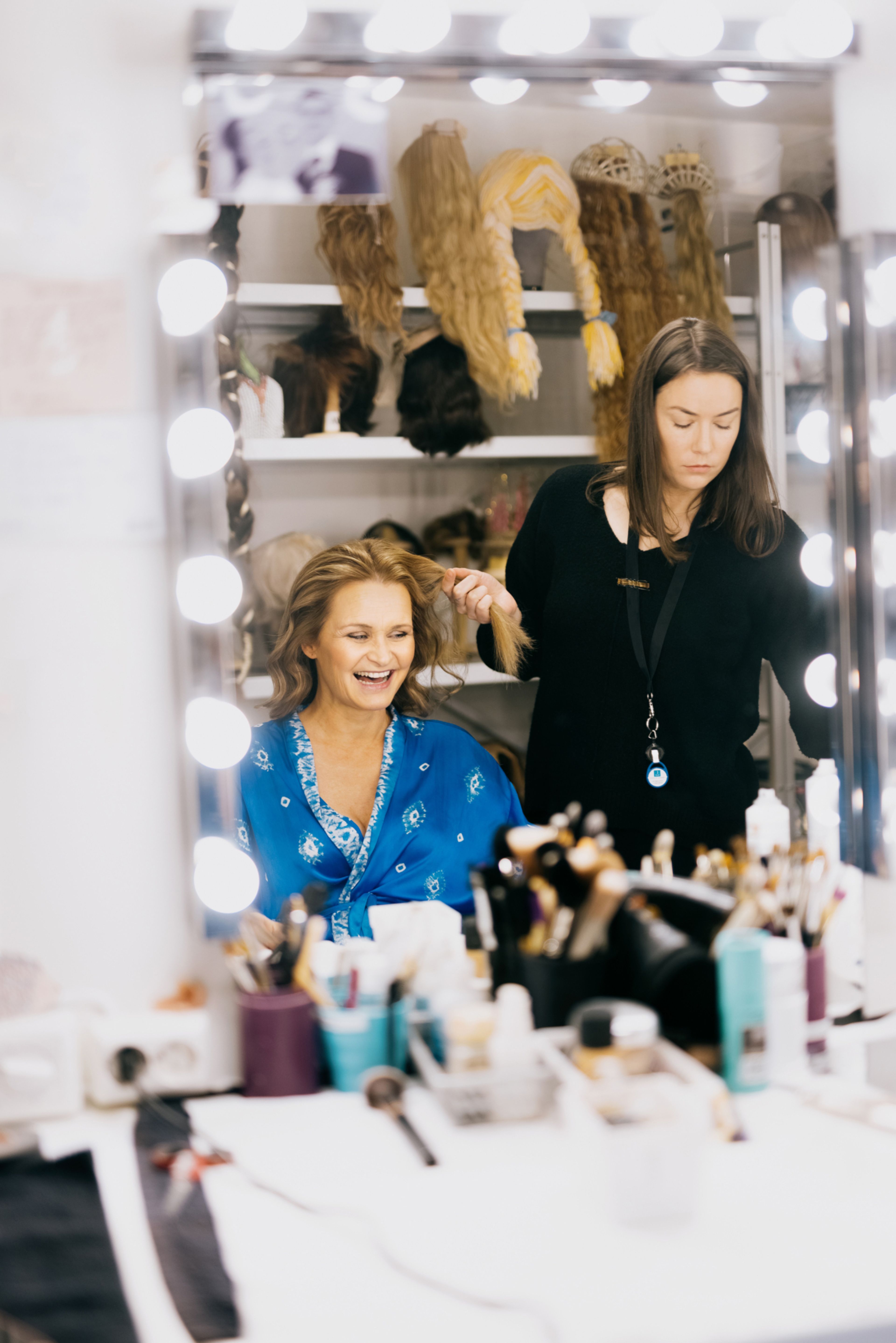 Portrett av Karoline Krüger og sminkør i speilet backstage i Folketeateret.