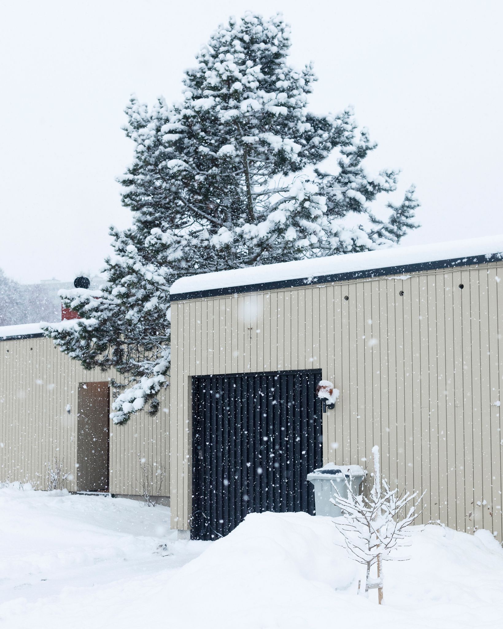 Fotografi av et atriumhus i Alunsjo borettslag om vinteren