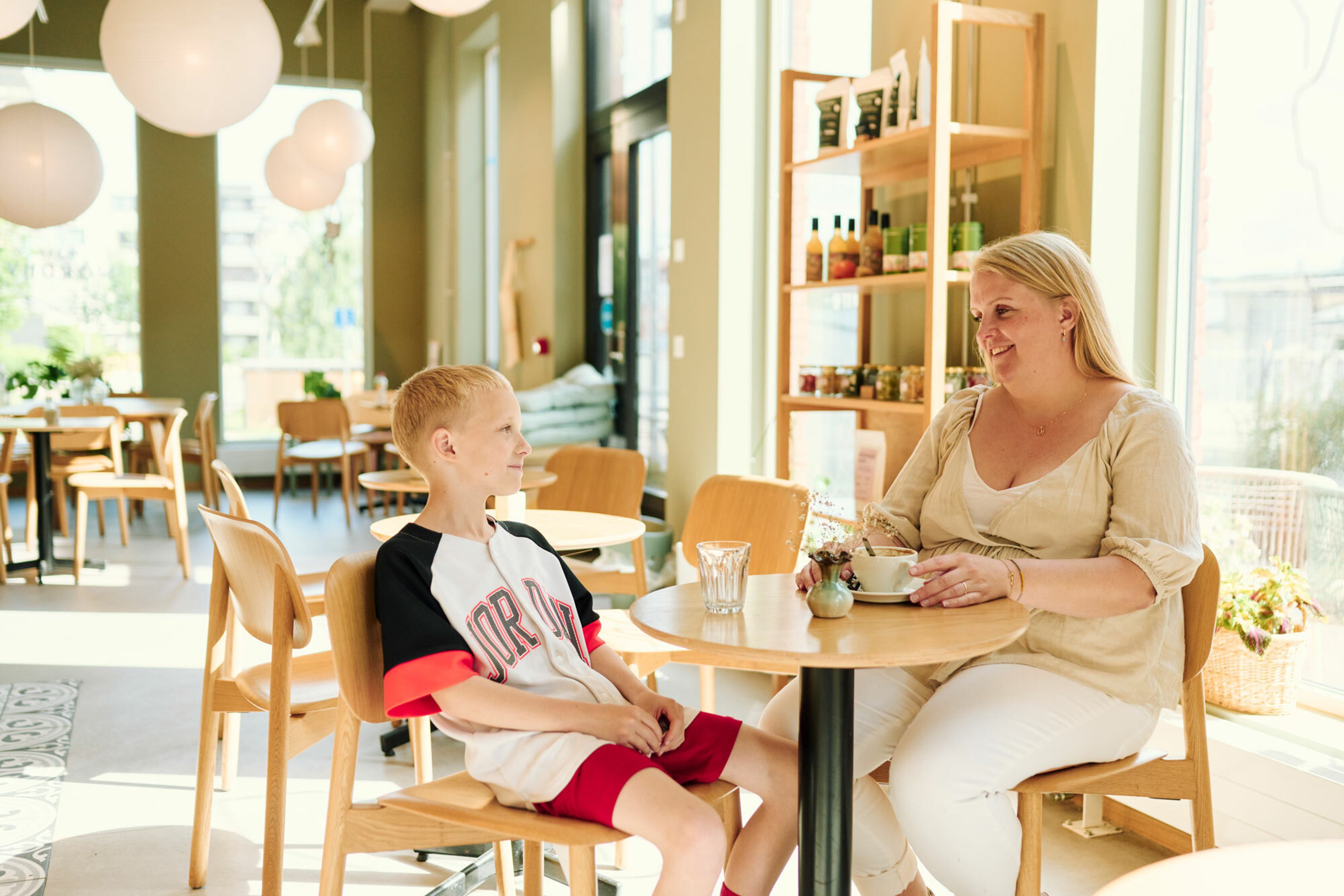 Josefin og sønnen Noa på kafe på Løren