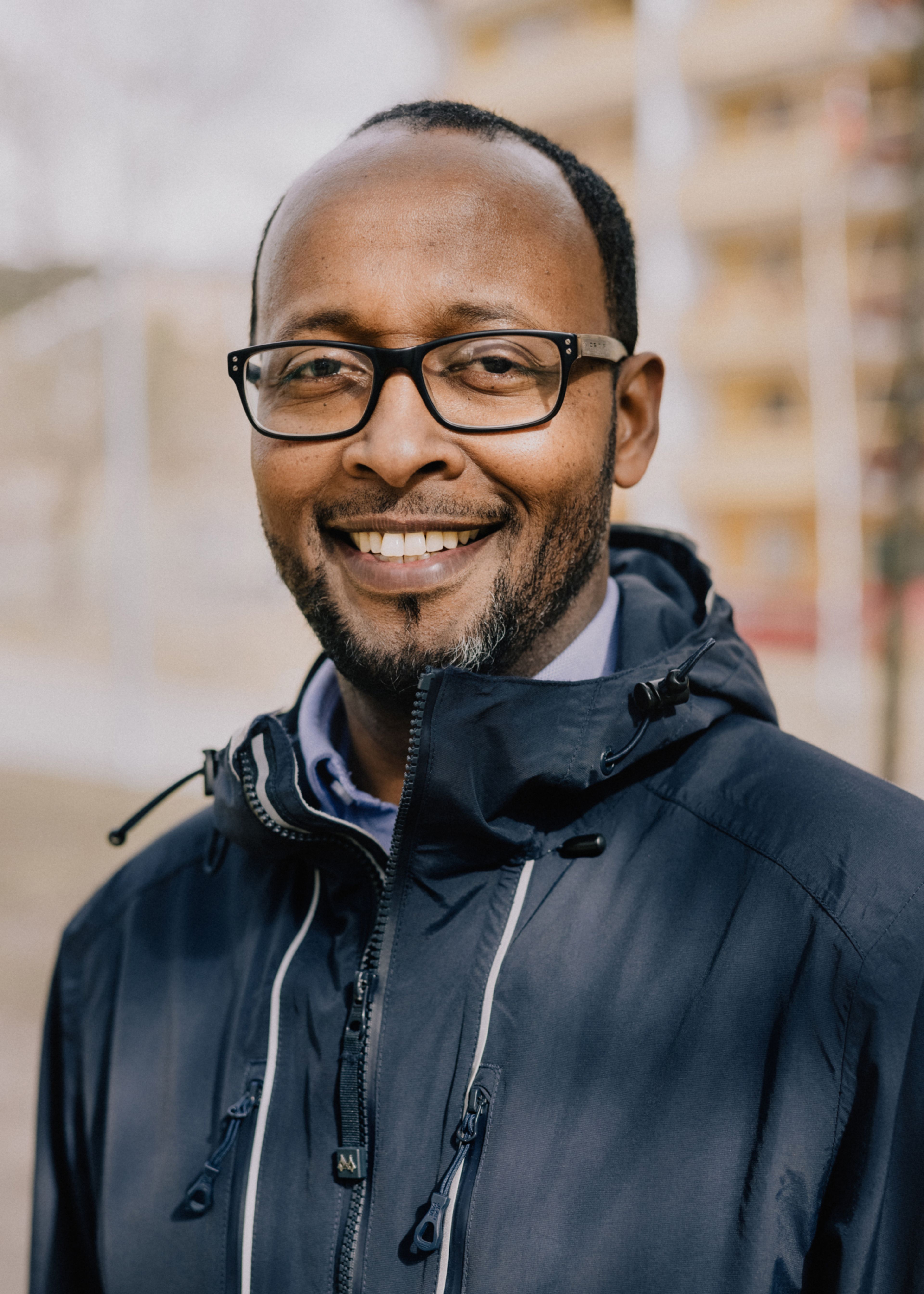 Foto av Shuayb Yassin som smiler til kameraet