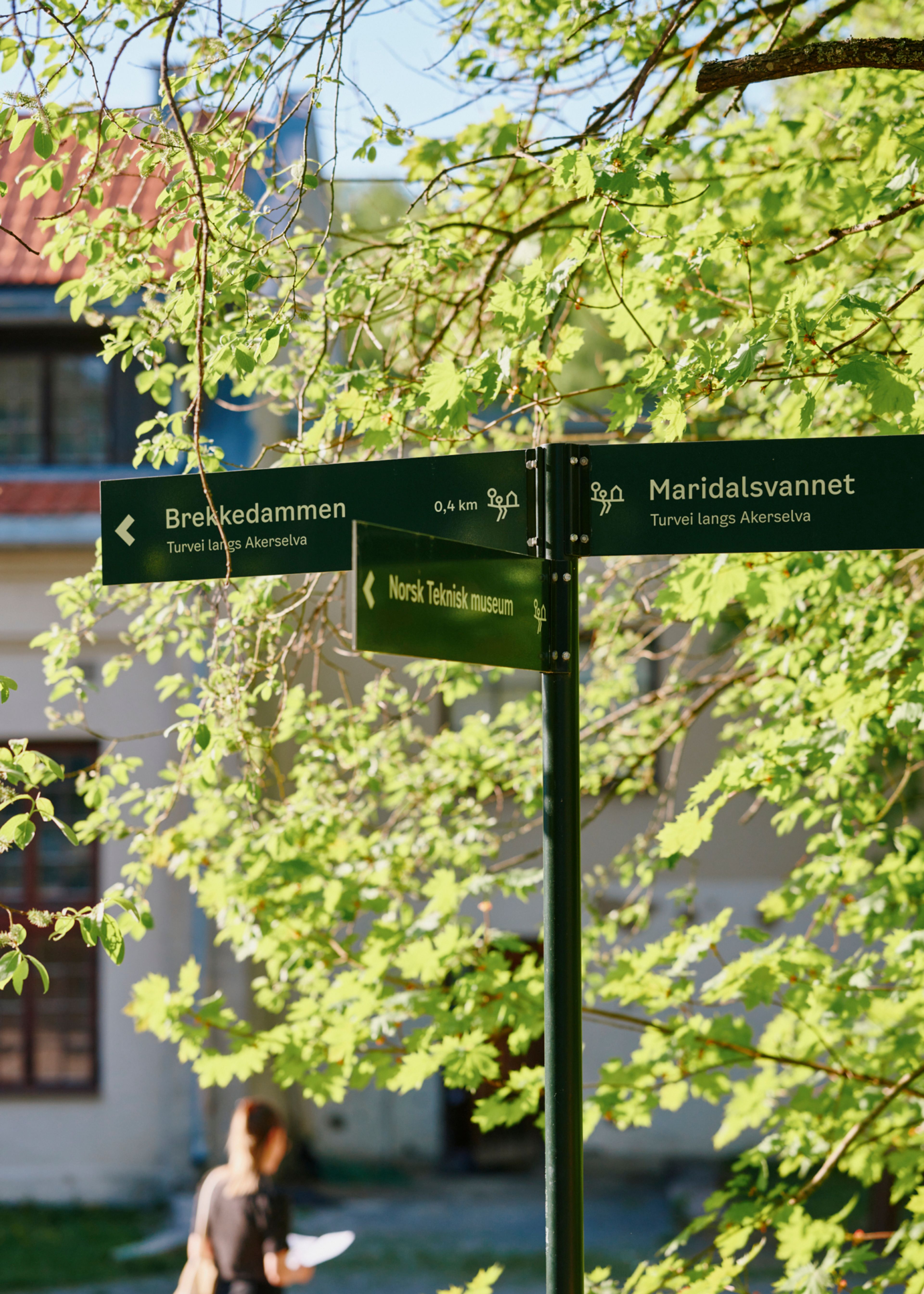 Skilt som peker mot Brekkedammen, Maridalsvannet og Teknisk Museum